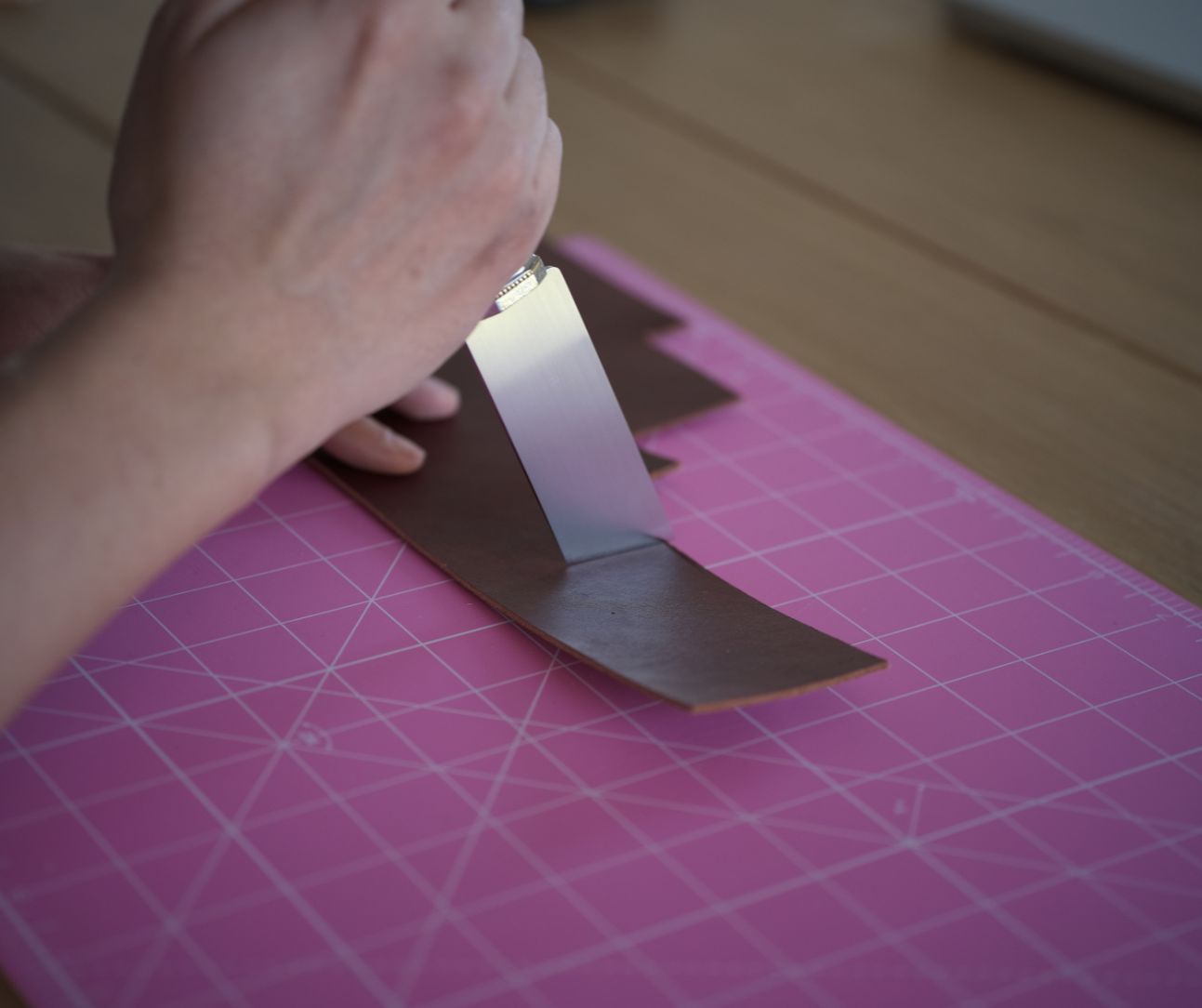 Precision leathercraft knife made with Böhler M390 powder steel for clean cutting, beveling, and fine decorative grooves. Features an ergonomic purple sandalwood handle and balanced HRC 60–62 hardness. Built for serious leatherworkers. Explore the tool today.