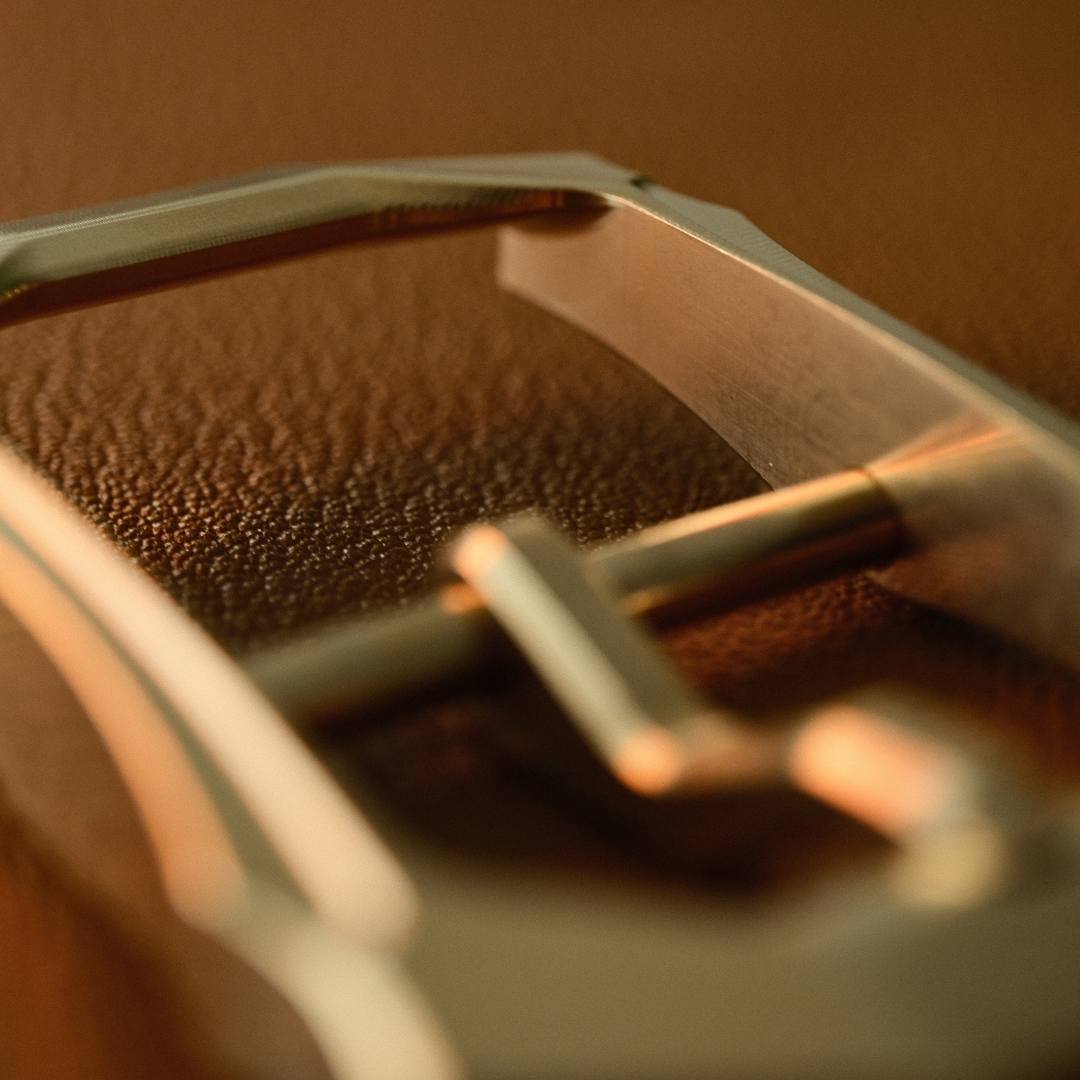 Perfect for artisans, leatherworkers, DIY enthusiasts, and professional leathercraft studios, this piece brings sophistication and durability to any project.