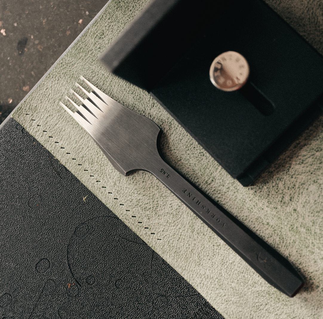 Achieve straighter, more consistent stitching holes with this adjustable leather pricking iron guide. Featuring 90° vertical alignment, precise edge spacing and a durable CNC machined aluminium body with a black anodised finish. Reduce wobble and improve accuracy. Explore at CÍ OFFICIAL.