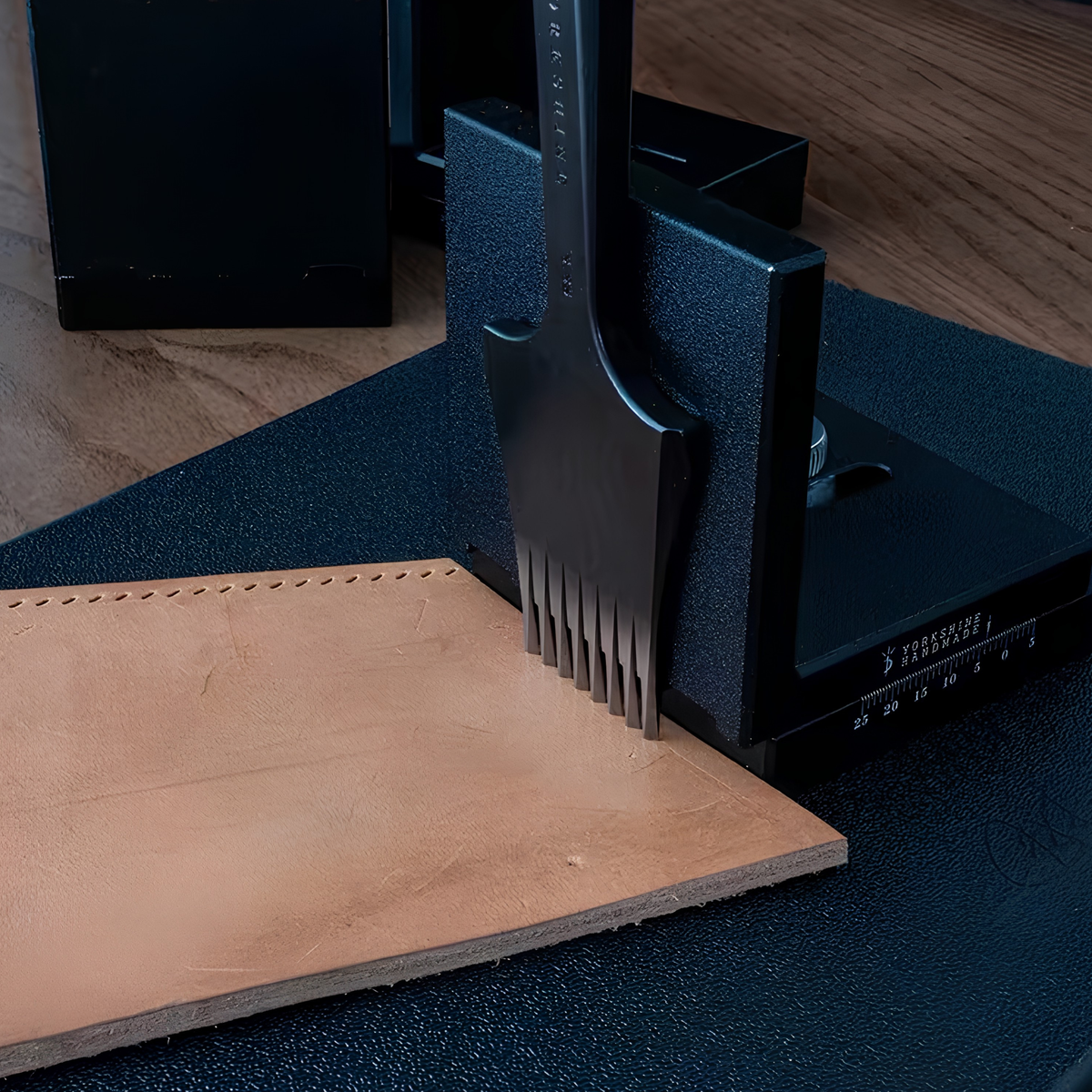 Achieve straighter, more consistent stitching holes with this adjustable leather pricking iron guide. Featuring 90° vertical alignment, precise edge spacing and a durable CNC machined aluminium body with a black anodised finish. Reduce wobble and improve accuracy. Explore at CÍ OFFICIAL.