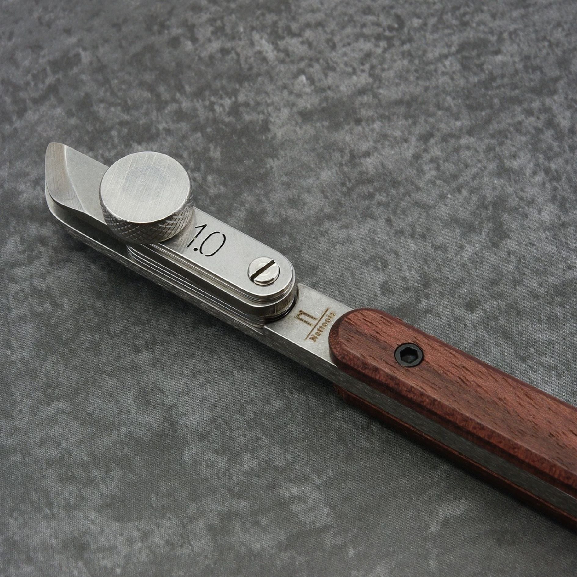 Adjustable Leather Edge Creaser