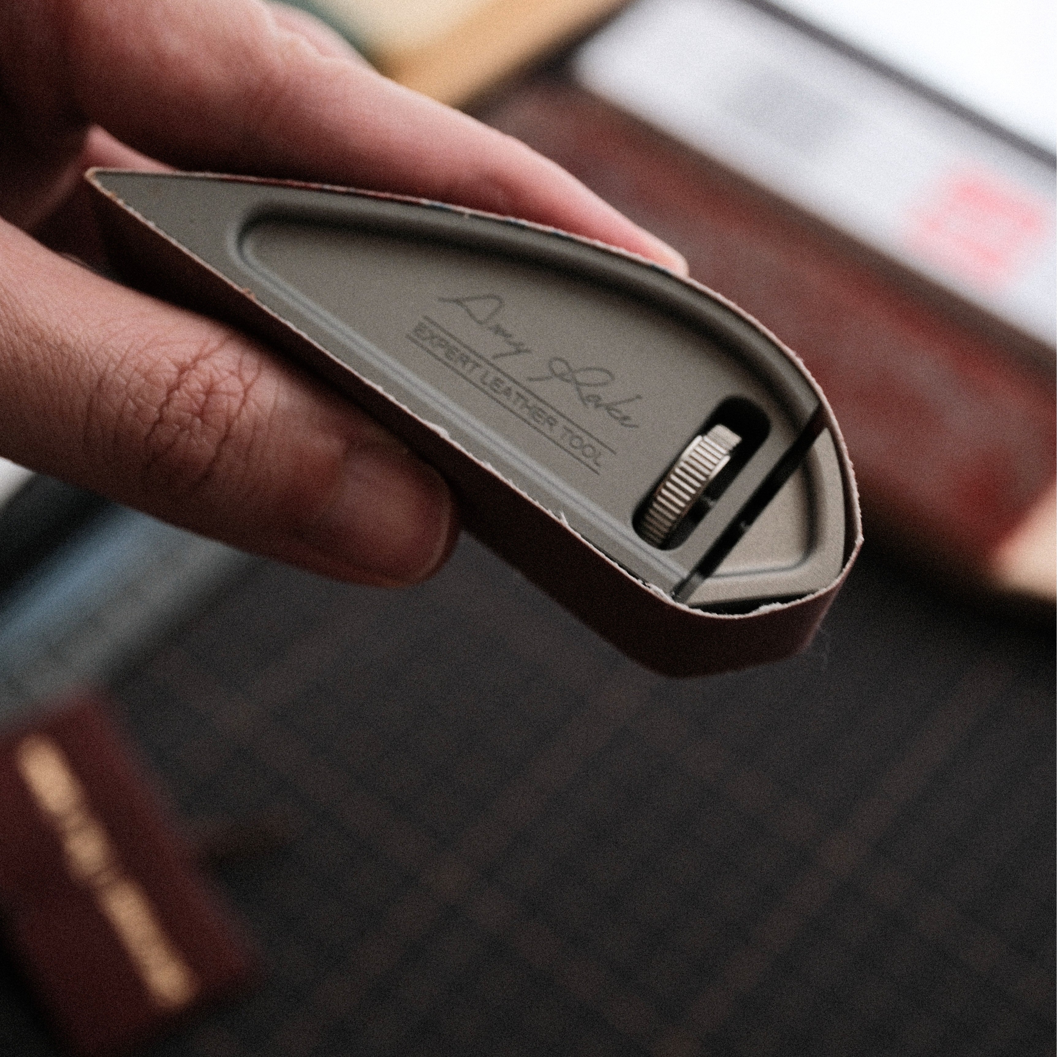 A lightweight aircraft-grade aluminium leather sanding tool for edge sanding, surface prep, glue-side roughening and small detail finishing. Includes 5 pieces of sandpaper.