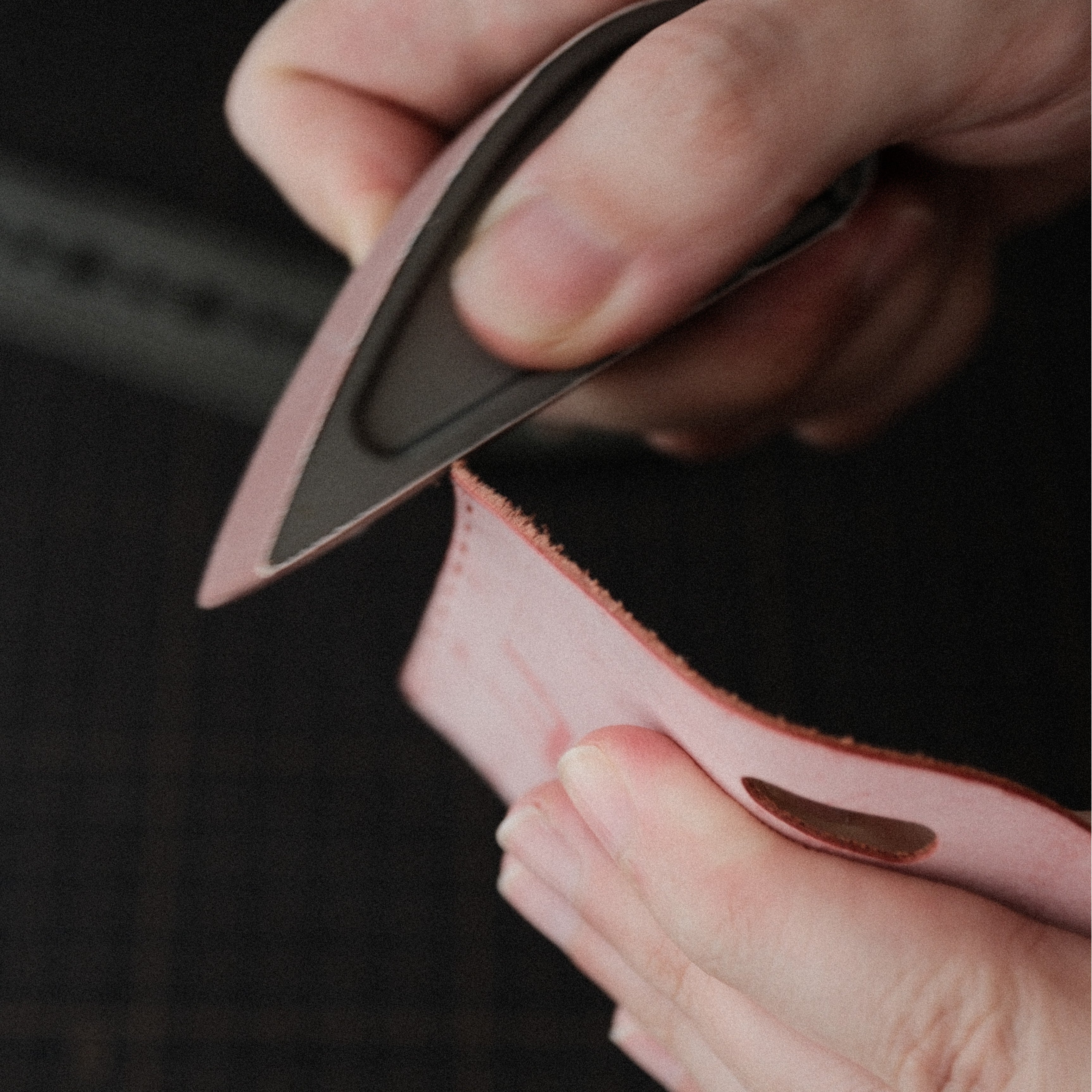 A lightweight aircraft-grade aluminium leather sanding tool for edge sanding, surface prep, glue-side roughening and small detail finishing. Includes 5 pieces of sandpaper.
