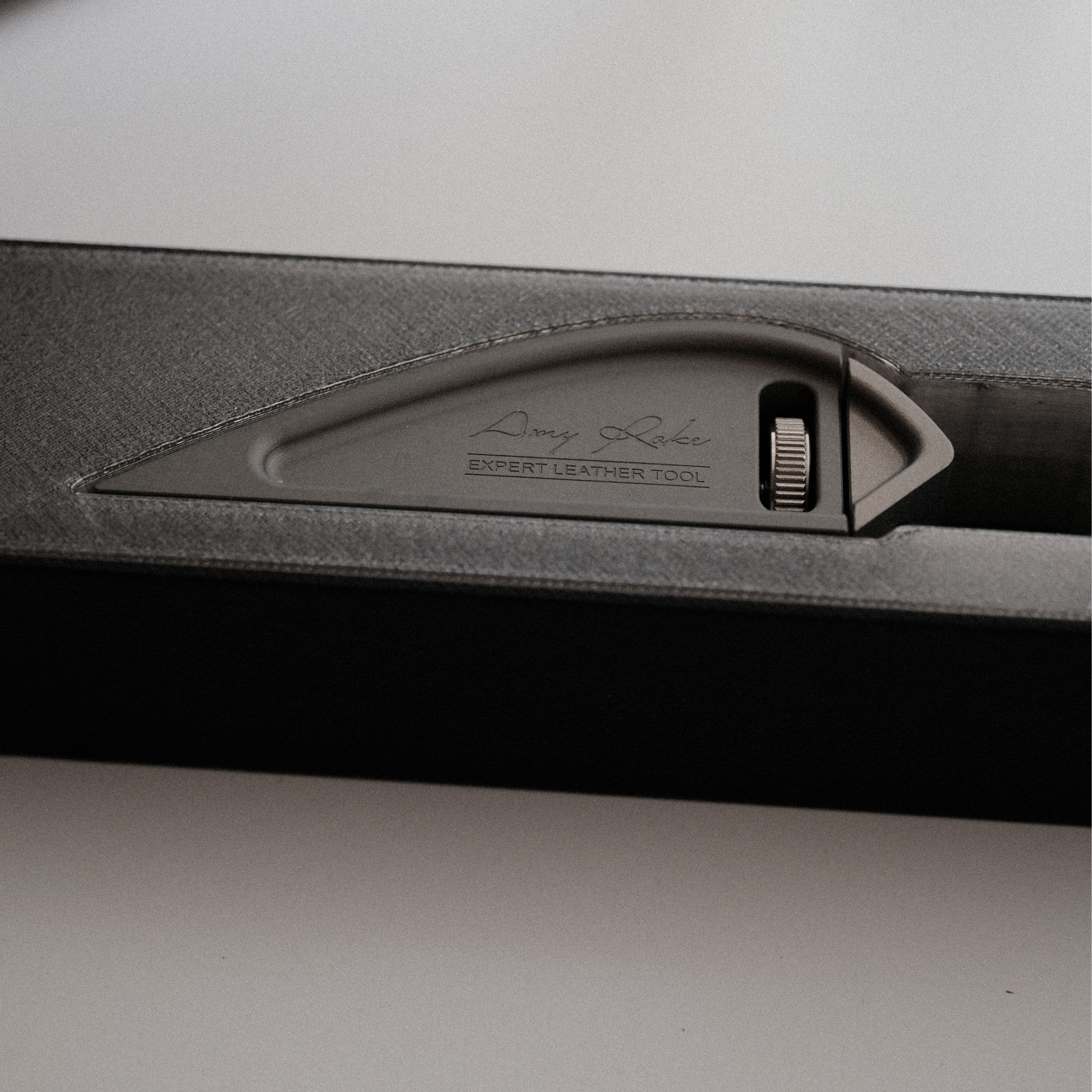 A lightweight aircraft-grade aluminium leather sanding tool for edge sanding, surface prep, glue-side roughening and small detail finishing. Includes 5 pieces of sandpaper.