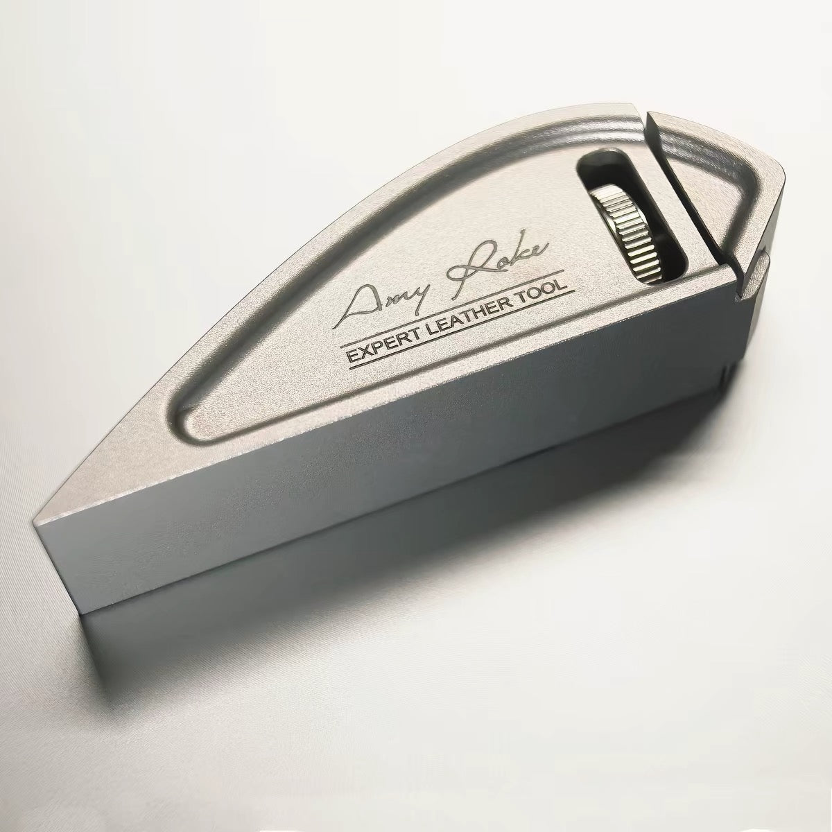 A lightweight aircraft-grade aluminium leather sanding tool for edge sanding, surface prep, glue-side roughening and small detail finishing. Includes 5 pieces of sandpaper.