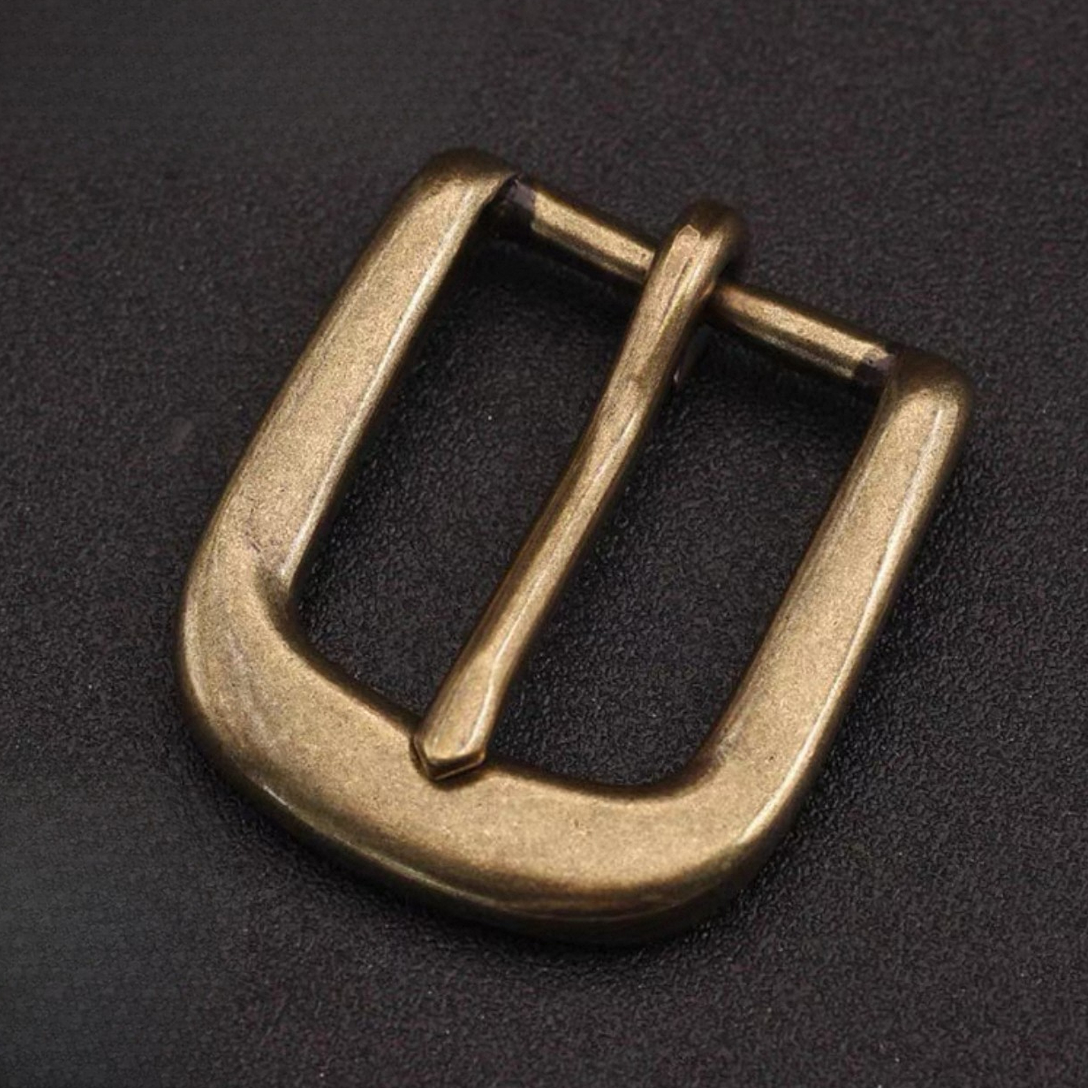 A 25mm antique brass single prong belt buckle for handmade leather belts, straps, bags, and leathercraft projects. Comes with 3 matching screws, so you have the basic hardware ready for installation.