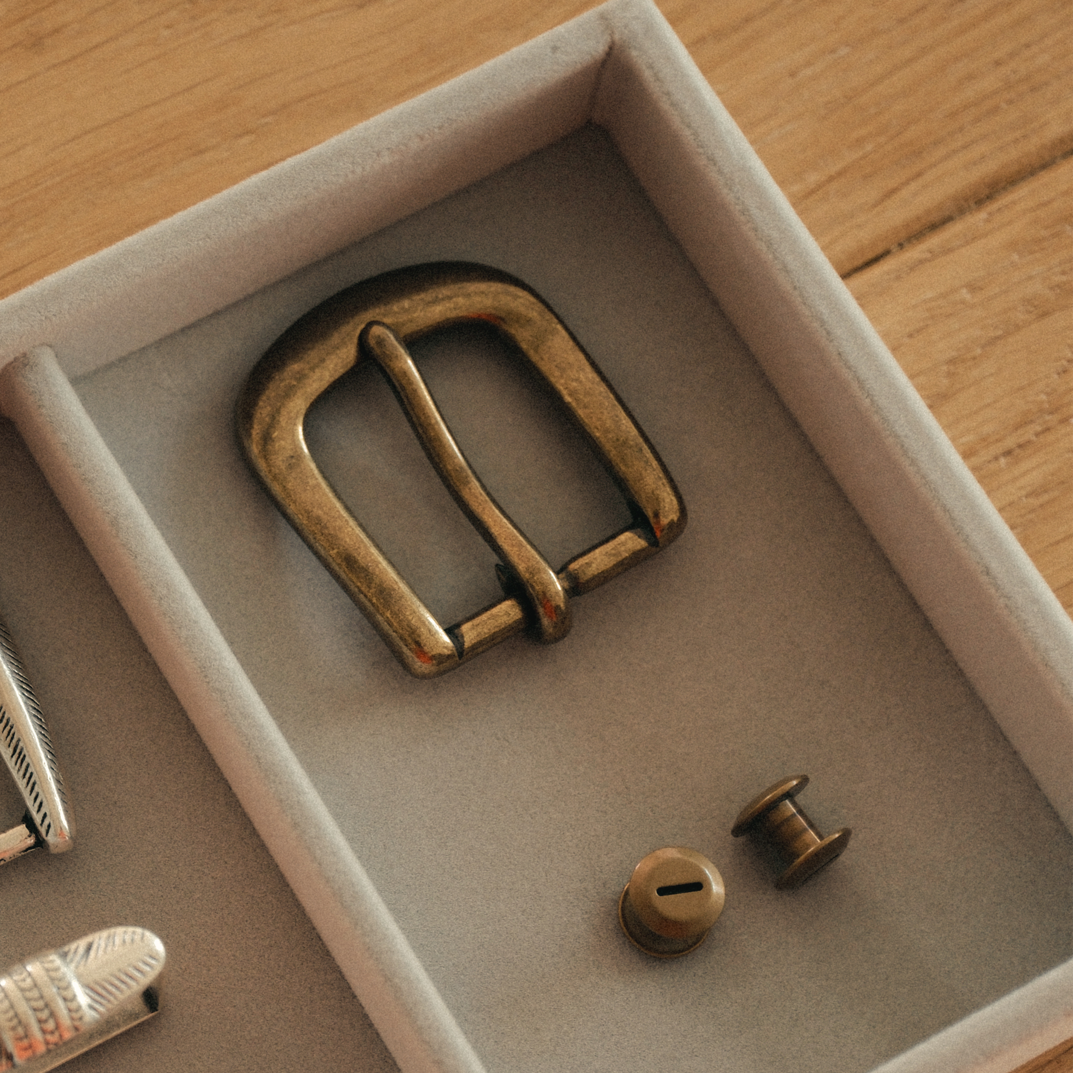 A 25mm antique brass single prong belt buckle for handmade leather belts, straps, bags, and leathercraft projects. Comes with 3 matching screws, so you have the basic hardware ready for installation.