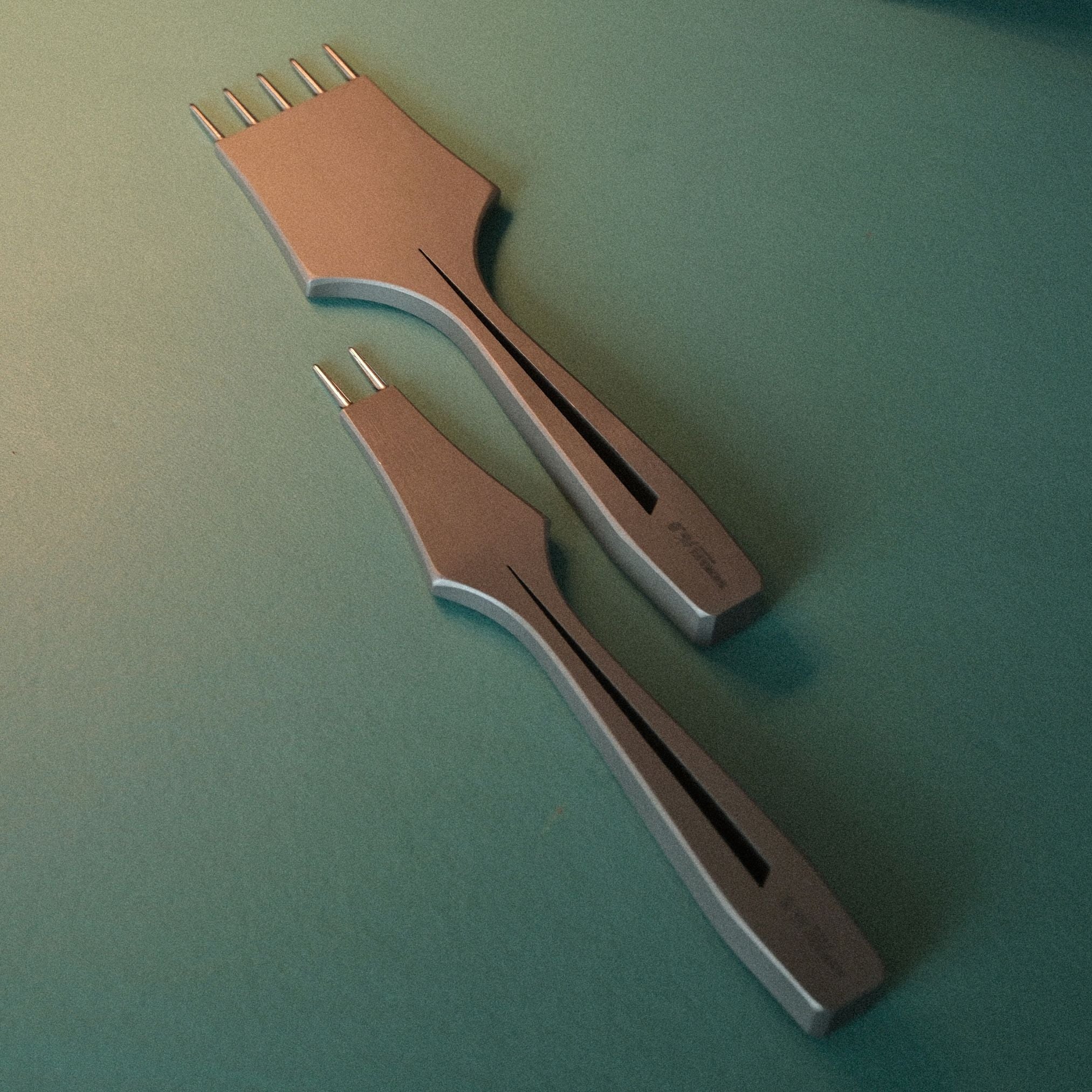 BEWAIS Hollow Pricking Iron offers sharp, precise punching for hand-stitched leathercraft. Made from Hitachi stainless steel, CNC-machined for accuracy, with a hollow design for better balance and grip. Rust-resistant and built to last. Perfect for leather artisans. Get yours today!