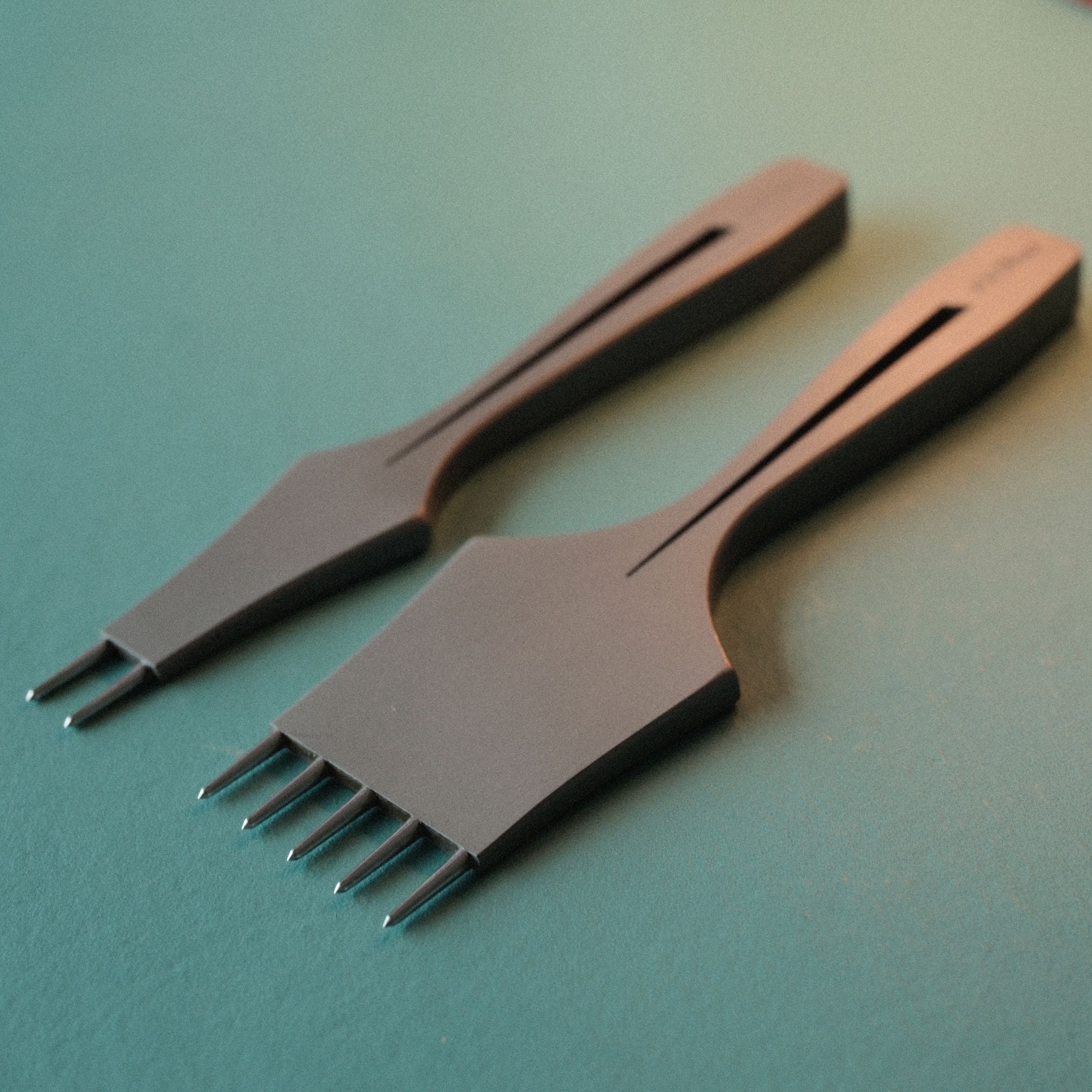BEWAIS Hollow Pricking Iron offers sharp, precise punching for hand-stitched leathercraft. Made from Hitachi stainless steel, CNC-machined for accuracy, with a hollow design for better balance and grip. Rust-resistant and built to last. Perfect for leather artisans. Get yours today!