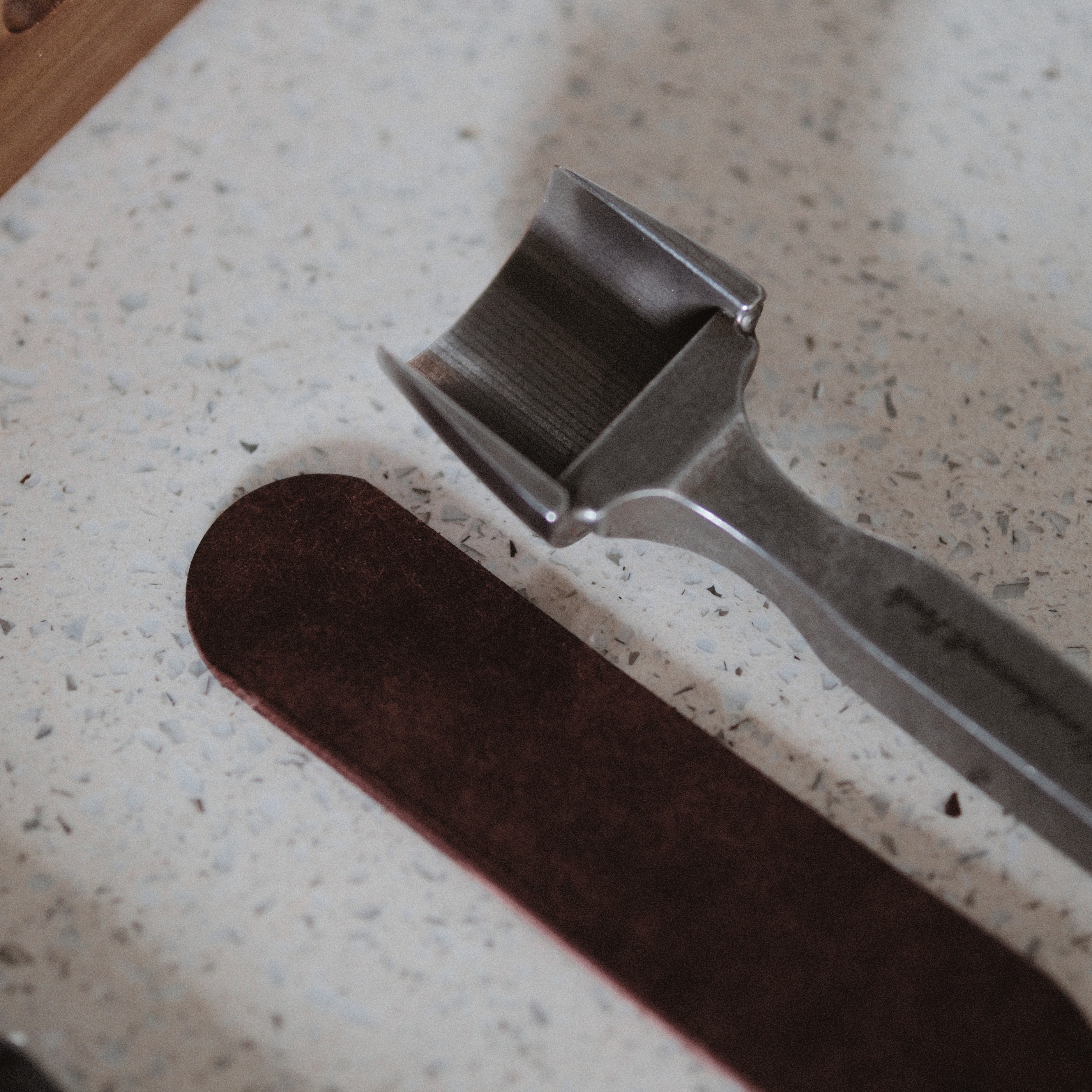 CÍ × bangbang DC53 Leather Belt End Punch, a leathercraft strap end punch for clean, accurate belt tips. Japanese DC53 tool steel, heat-treated for a sharp, durable edge, test-cut before shipping, and built for long-term use. Order yours today.