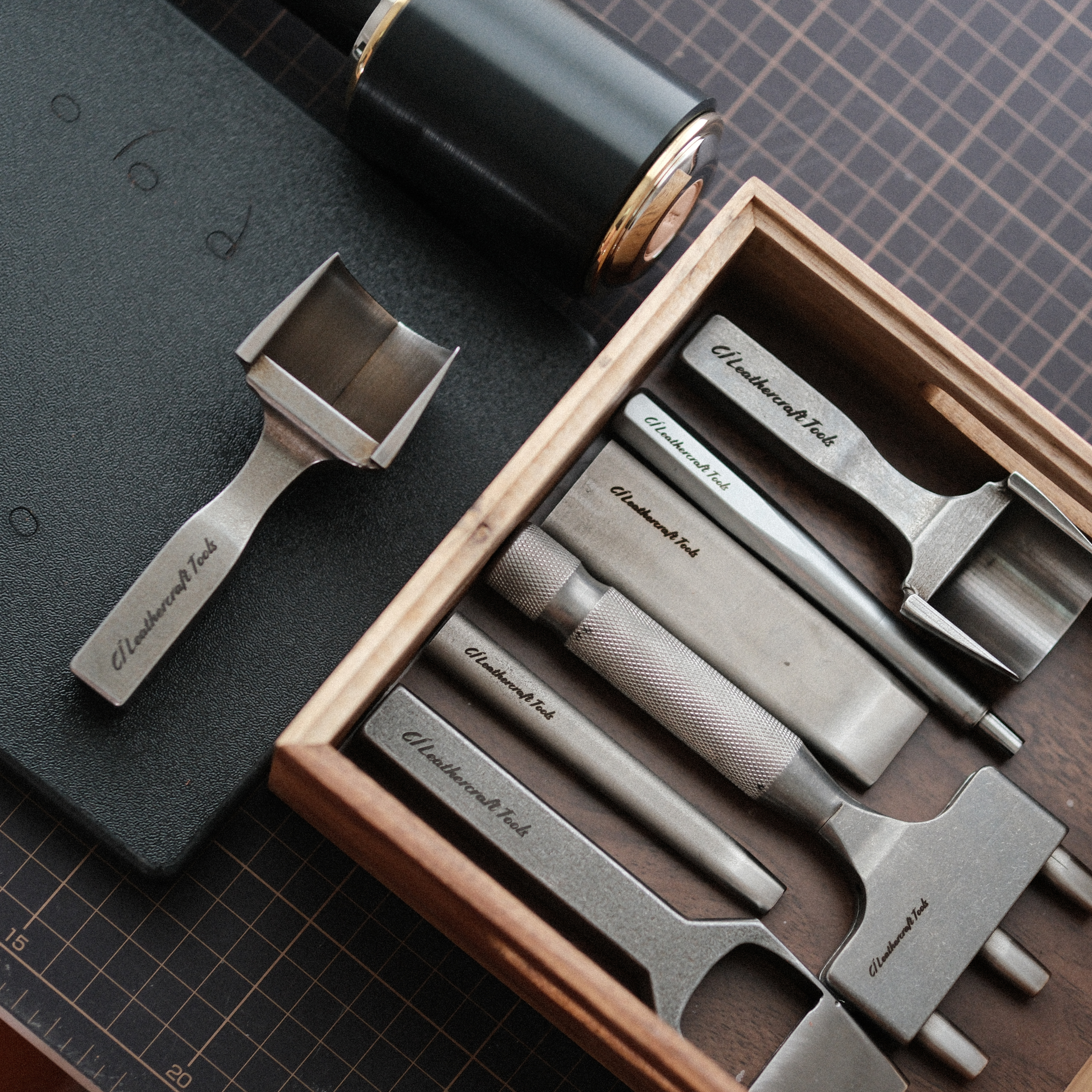 CÍ × bangbang DC53 Leather Belt End Punch, a leathercraft strap end punch for clean, accurate belt tips. Japanese DC53 tool steel, heat-treated for a sharp, durable edge, test-cut before shipping, and built for long-term use. Order yours today.