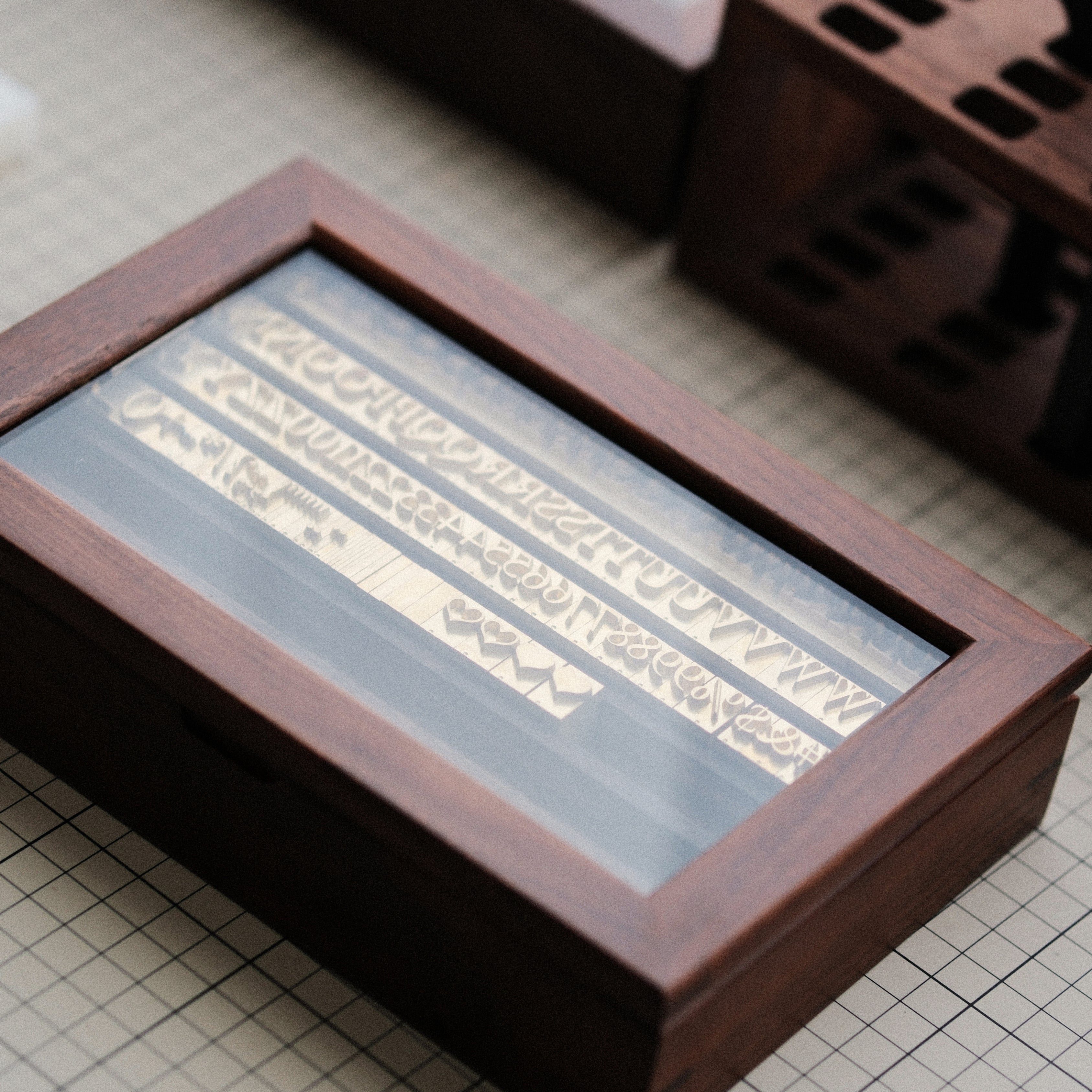 CÍ deluxe brass hot foil stamping type set with walnut storage box, designed for clear leather embossing, custom branding, luggage tags, labels and packaging. Compatible with Maxita Holder No. 1 and MOVEGO machines. Custom fonts available. Shop now.