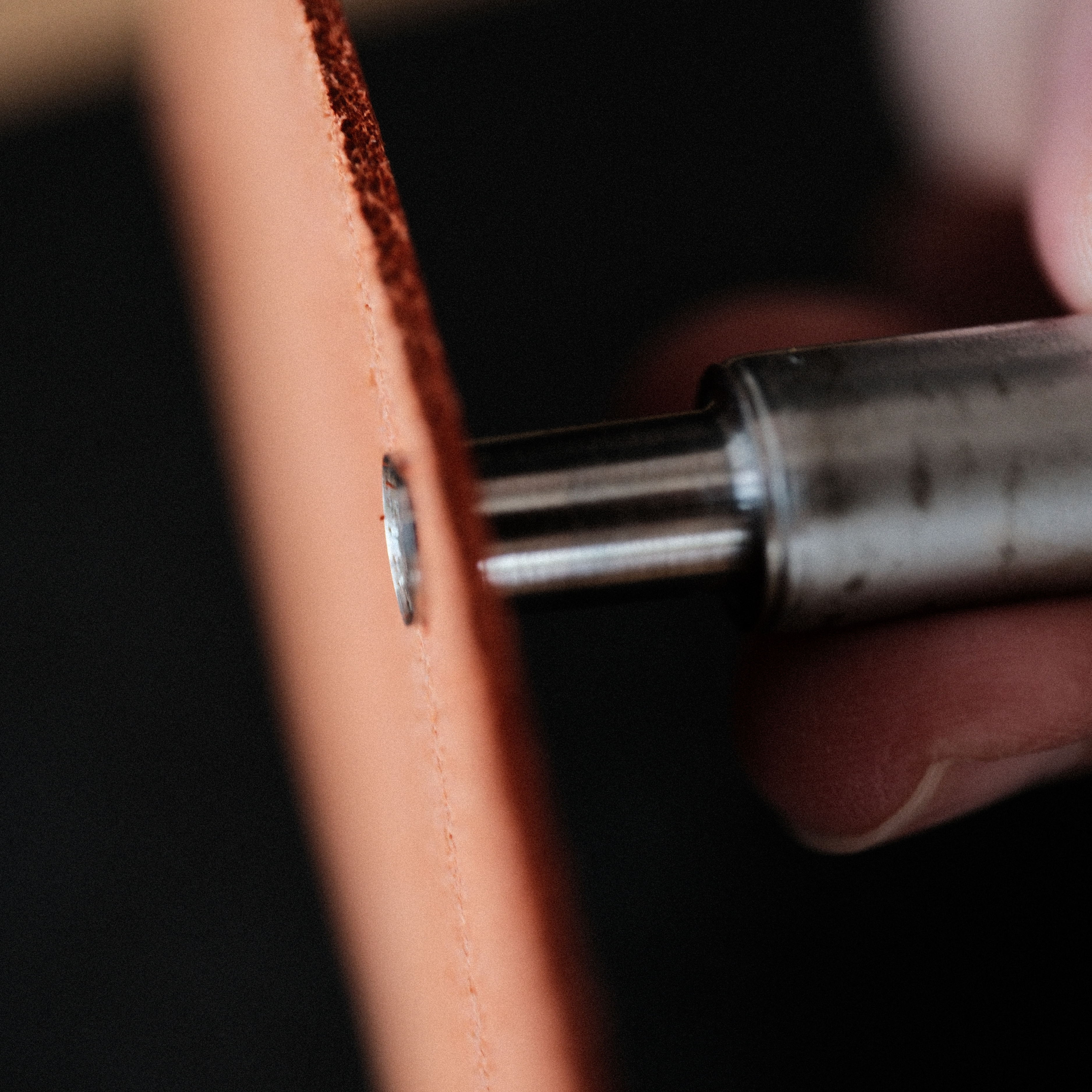 CÍ No-Stretch Round Leather Punch Straight-wall round punch for clean, accurate holes