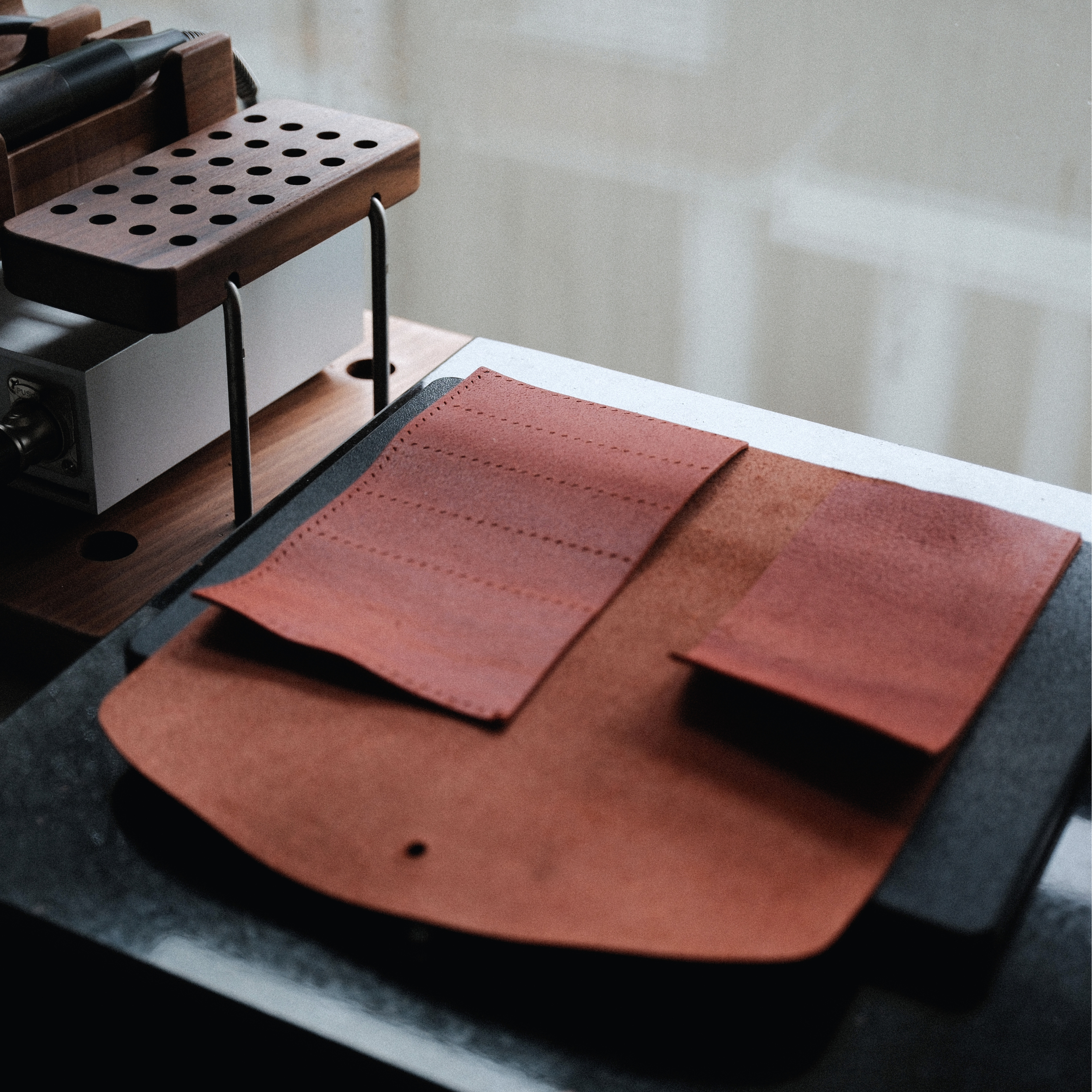 Leather pencil roll cutting die with integrated stitching holes, Japanese steel blade, and wood or acrylic base. Designed for clean, repeatable cutting with a protective pencil-tip flap. Custom layouts available for leathercraft projects. Order yours from CÍ.