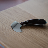 Developed in collaboration with SUI, this leather round knife is designed for smooth cutting, stable control, and comfortable everyday use. The special half-round blade shape makes it easier to apply pressure without straining your wrist, whether you are cutting straight lines, curves, or skiving leather edges.