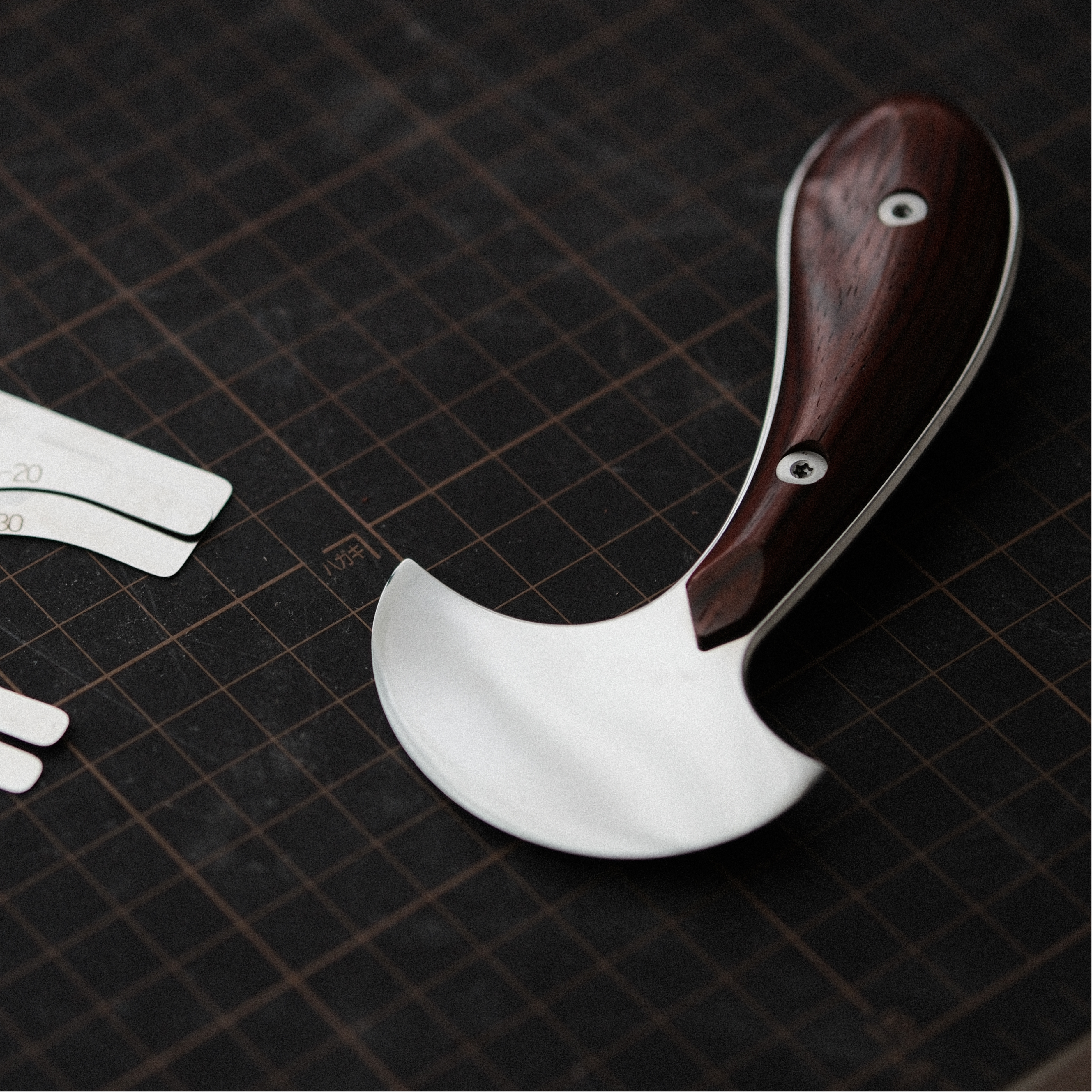 Developed in collaboration with SUI, this leather round knife is designed for smooth cutting, stable control, and comfortable everyday use. The special half-round blade shape makes it easier to apply pressure without straining your wrist, whether you are cutting straight lines, curves, or skiving leather edges.