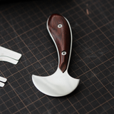 Developed in collaboration with SUI, this leather round knife is designed for smooth cutting, stable control, and comfortable everyday use. The special half-round blade shape makes it easier to apply pressure without straining your wrist, whether you are cutting straight lines, curves, or skiving leather edges.