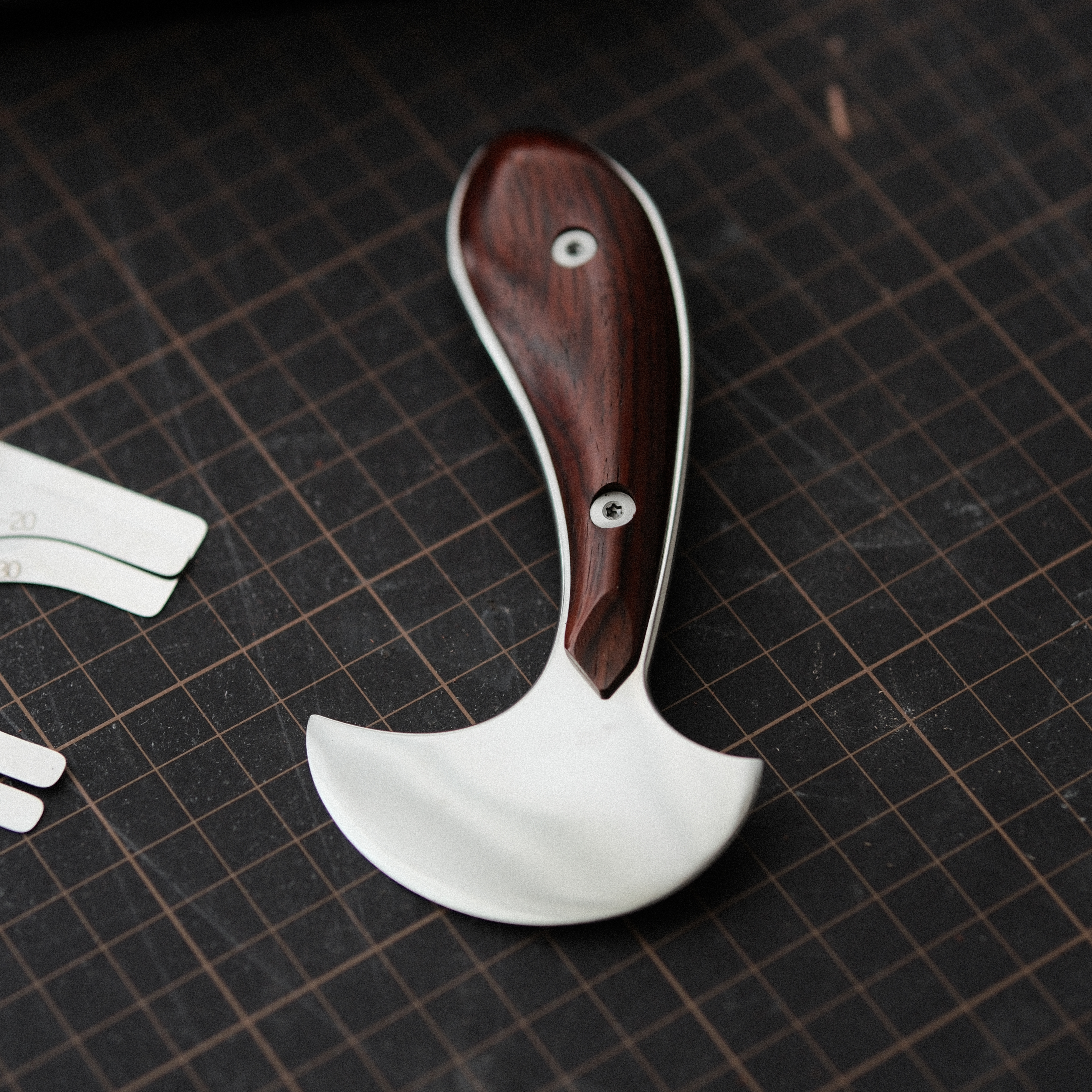 Developed in collaboration with SUI, this leather round knife is designed for smooth cutting, stable control, and comfortable everyday use. The special half-round blade shape makes it easier to apply pressure without straining your wrist, whether you are cutting straight lines, curves, or skiving leather edges.