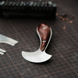 Developed in collaboration with SUI, this leather round knife is designed for smooth cutting, stable control, and comfortable everyday use. The special half-round blade shape makes it easier to apply pressure without straining your wrist, whether you are cutting straight lines, curves, or skiving leather edges.