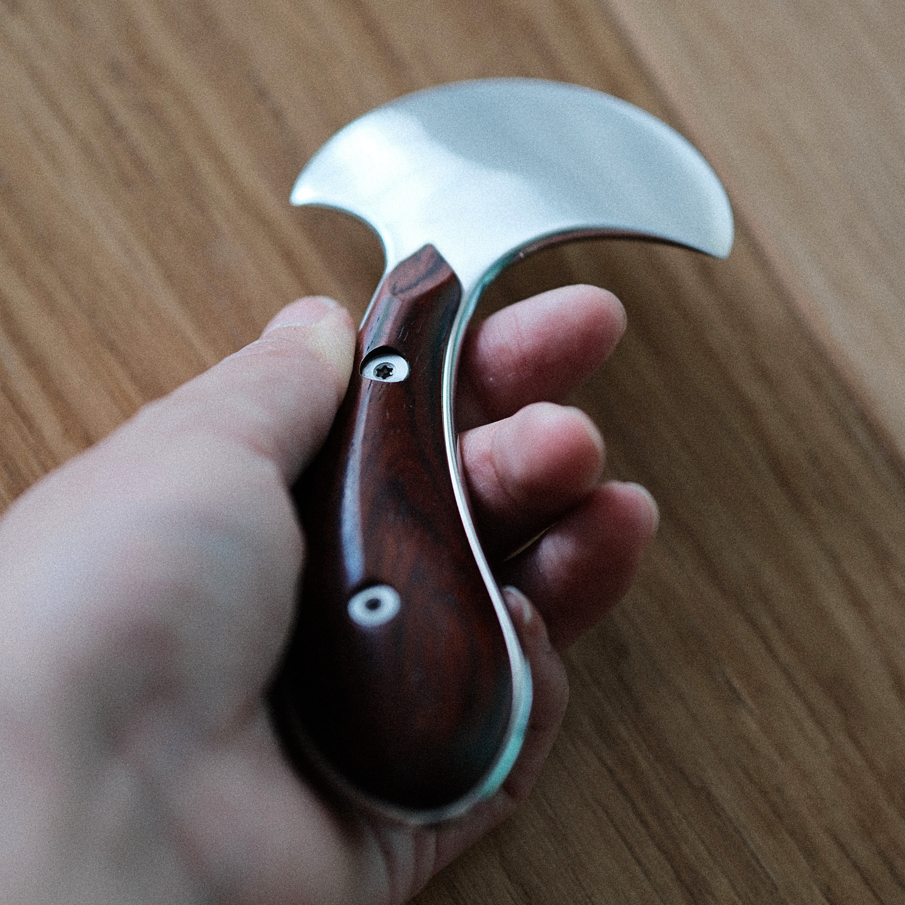 Developed in collaboration with SUI, this leather round knife is designed for smooth cutting, stable control, and comfortable everyday use. The special half-round blade shape makes it easier to apply pressure without straining your wrist, whether you are cutting straight lines, curves, or skiving leather edges.