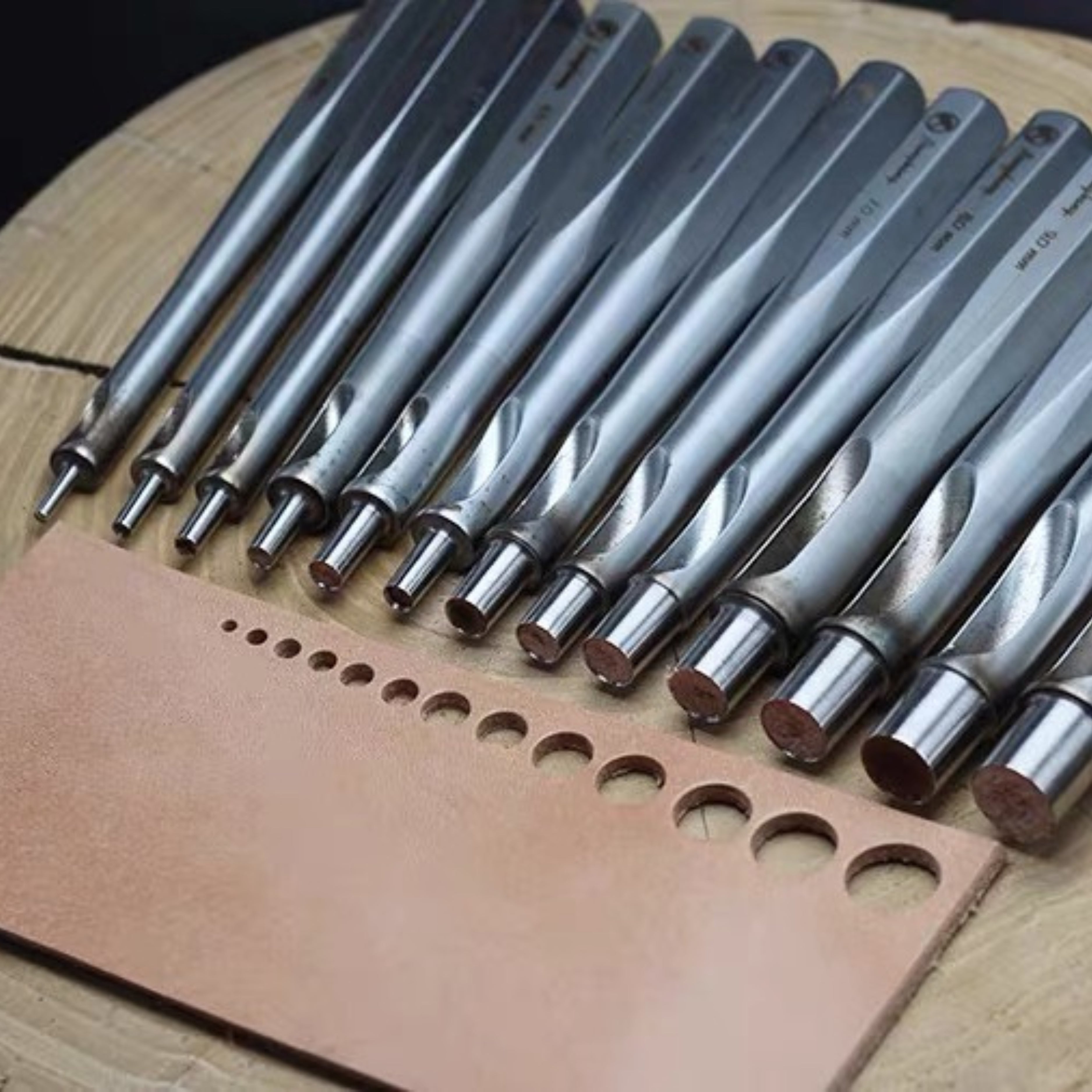 CÍ × bangbang No-Stretch Round Leather Punch for clean, accurate holes in leather. Straight-wall design prevents hole expansion, while the inward-cutting edge reduces distortion. Made from Taiwan high-alloy specialty steel with a hex anti-roll handle. Shop now.