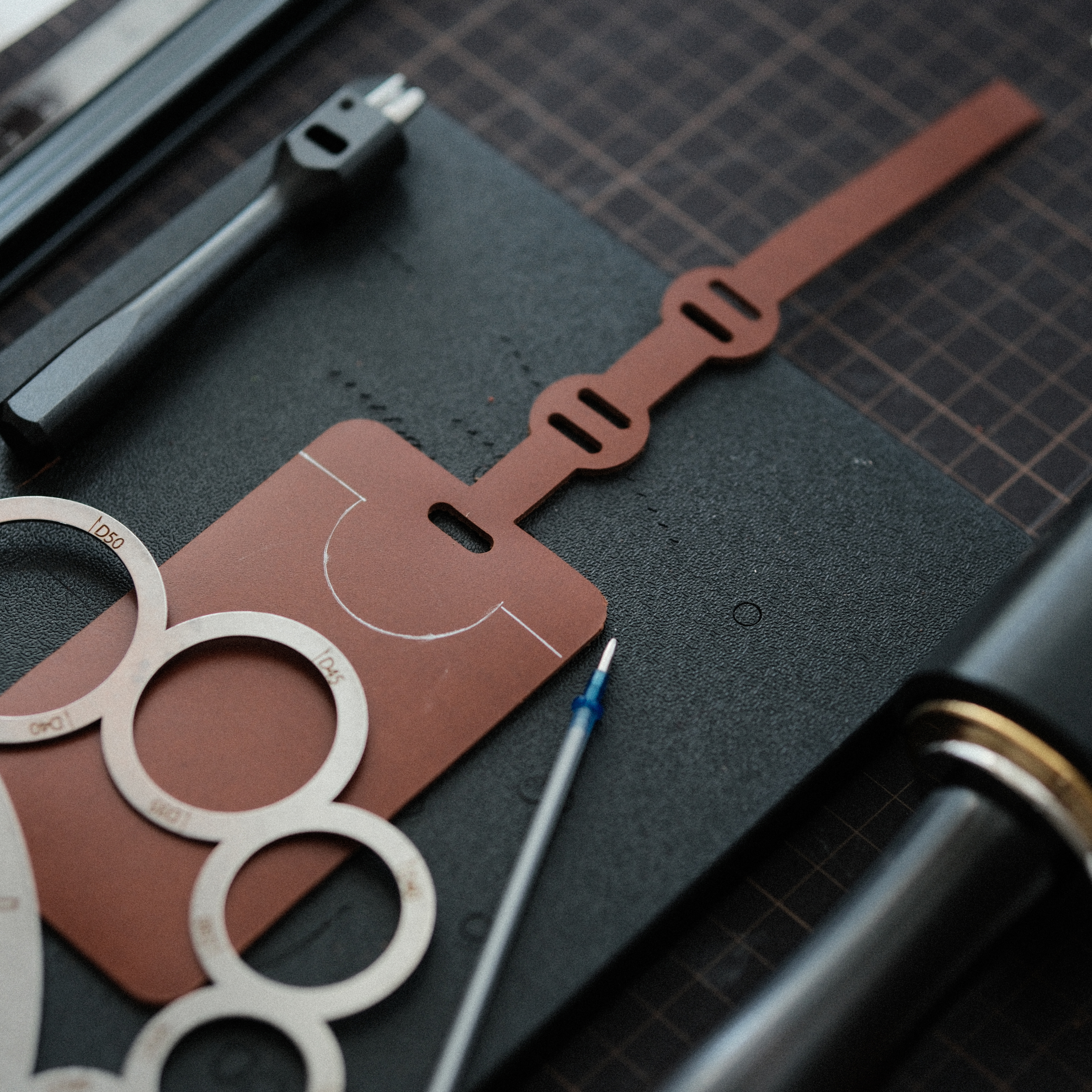 Customisable leather luggage tag cutting die with Japanese steel blade. Available with acrylic or wooden base, and can be made to your size, shape and hole layout. Ideal for leather luggage tags, bag tags and small leather goods.