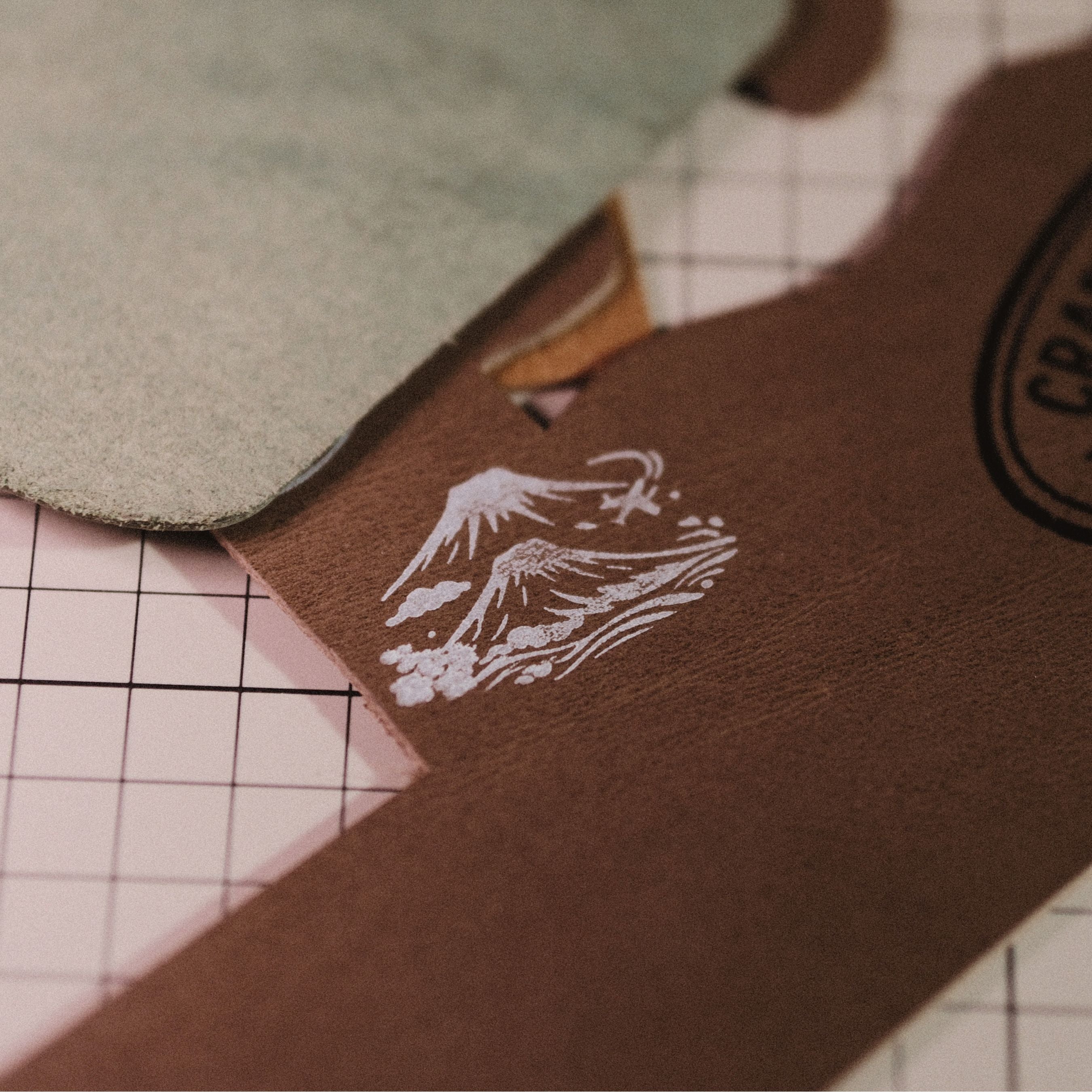 Custom wooden rubber stamp for leather, paper, cardboard, fabric, packaging, tags, and notebook covers. Made from your logo, text, or artwork, with a free Japanese ink pad included. Clean, handmade stamping for branding and packing. Send your design to get started.
