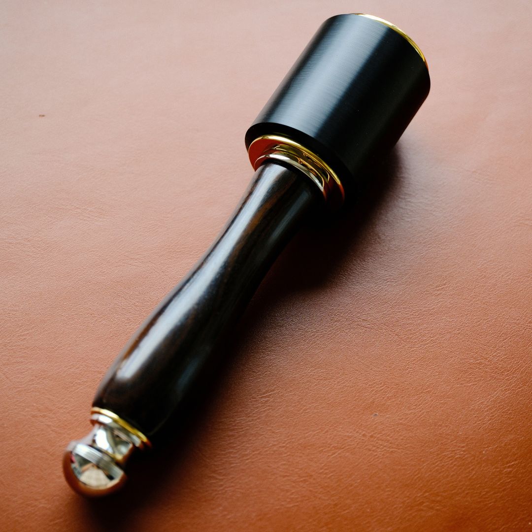 Purpleheart Wood and Leather: Natural materials that enhance grip and aesthetic appeal, making each mallet unique.
