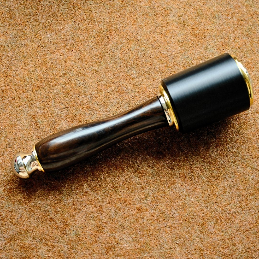 Purpleheart Wood and Leather: Natural materials that enhance grip and aesthetic appeal, making each mallet unique.
