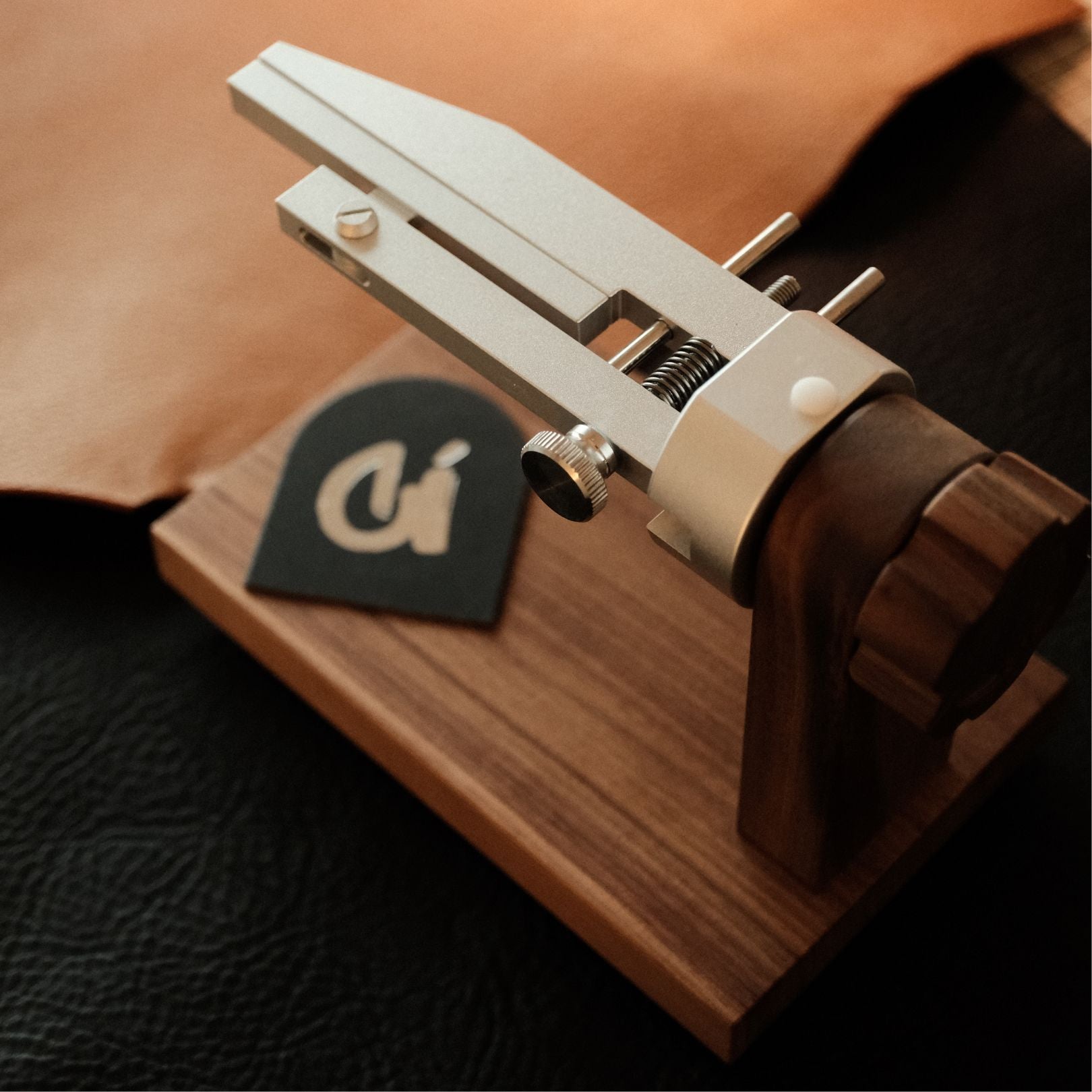 If you make leather watch straps by hand, you’ll know how tricky edge painting can be — especially on narrow bands. This clamp makes the job a whole lot easier. It holds your strap securely in place so you can apply edge paint smoothly and evenly, without chasing the leather around your workbench.