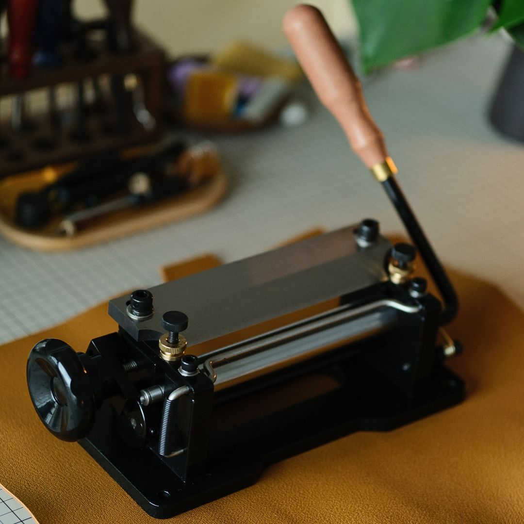 Our factory’s star product, this vintage-inspired skiving machine, is a favorite for its practical design and efficient performance. It makes easy work of even the thickest veg-tanned leather, letting you skive down to under 1 oz. with impressive precision. Ideal for thinning straps and preparing buckle ends, this tool guarantees consistent, high-quality results every time—perfect for leathercraft enthusiasts and professionals alike.