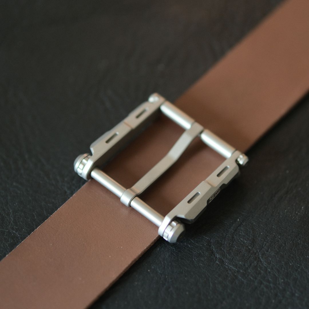 Introducing the “Sui” 40.5mm Pure Titanium Mechanical-Style Belt Buckle—a perfect blend of innovation, precision, and style. Crafted from pure titanium, this buckle is incredibly lightweight, weighing just 36.54g, making it ideal for those who value comfort without compromising on durability.