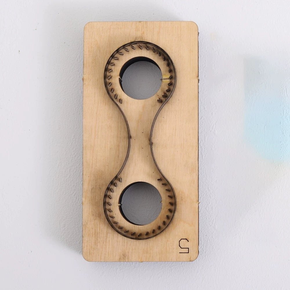This product includes a vintage buckle, sold separately. Ideal for leather studios and enthusiasts, it makes a thoughtful gift, especially during our holiday promotions.