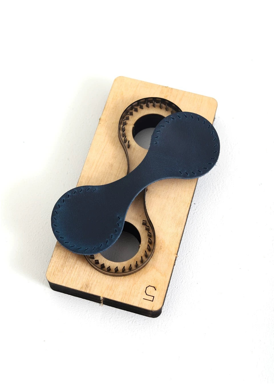 Discover our durable cutting die featuring a Japanese steel blade, perfect for crafting keychain accessories.