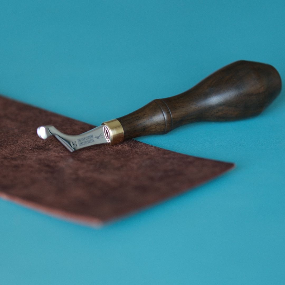 Its J-shaped head allows smooth pushing, pulling, and turning, suitable for both cold pressing and hot pressing with an alcohol lamp.
