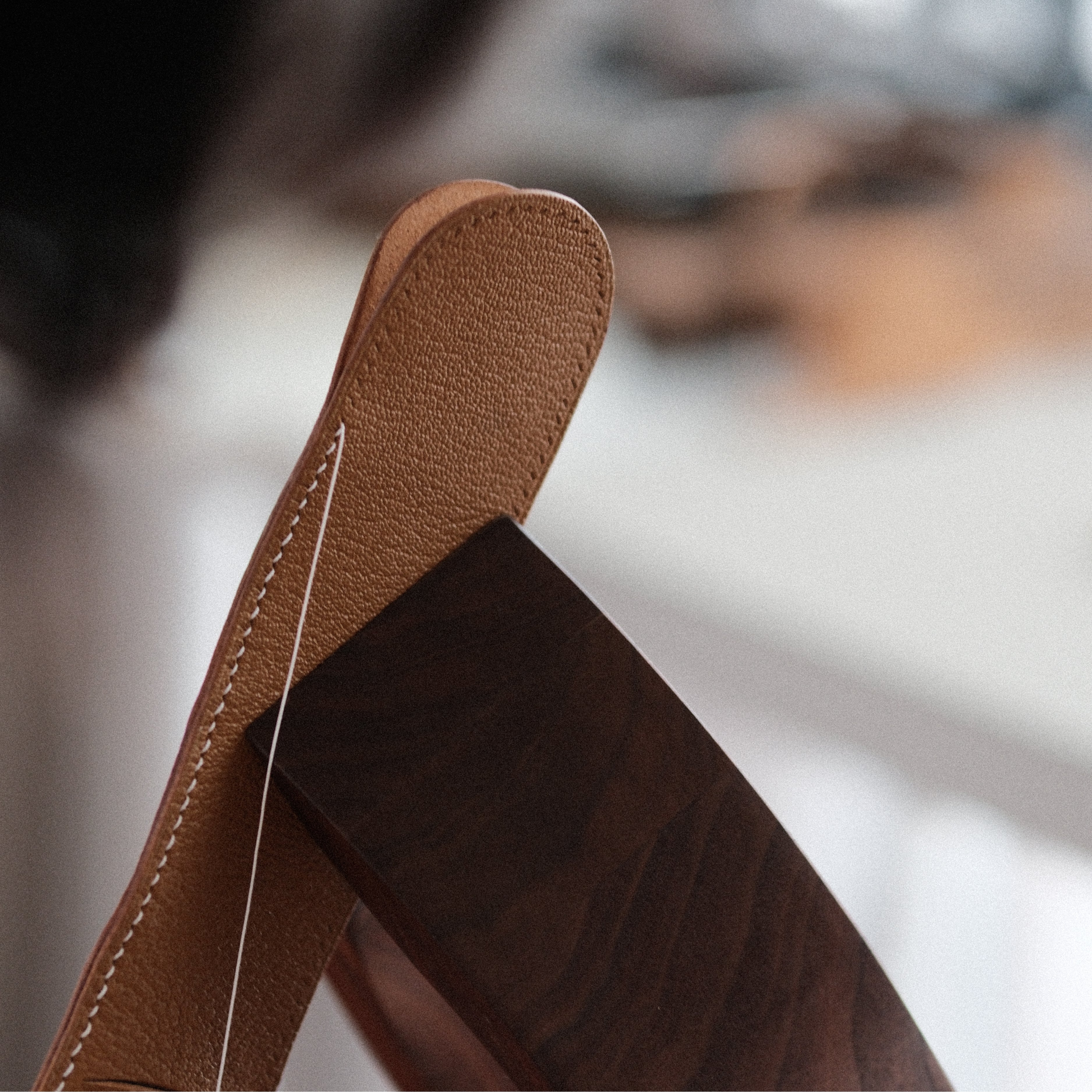Custom leather pen sleeve cutting die with Japanese steel blade, wooden base, and built-in stitching holes. Made for clean cutting, accurate hole placement, and custom leather pen case production.