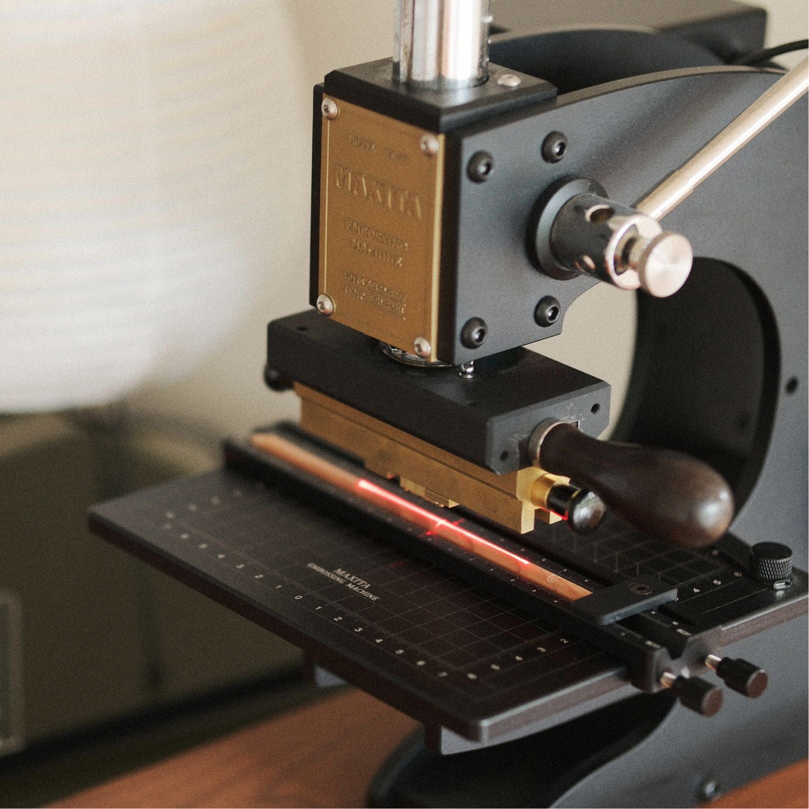 Adjustable pencil holder designed for MAXITA hot foil stamping machines. Made from durable aluminum alloy with clear scale markings for precise alignment. Compatible with EC-17 and EC-27. Ideal for pencil foil stamping. Explore now or contact us to confirm compatibility.