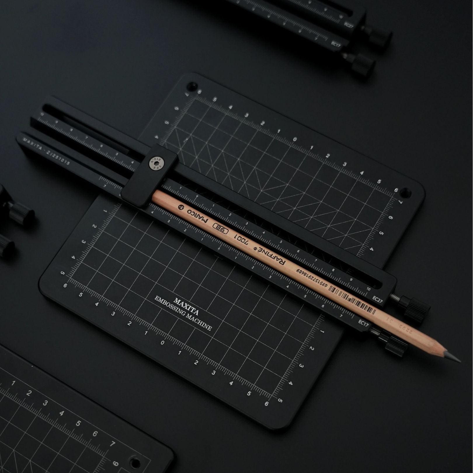 Adjustable pencil holder designed for MAXITA hot foil stamping machines. Made from durable aluminum alloy with clear scale markings for precise alignment. Compatible with EC-17 and EC-27. Ideal for pencil foil stamping. Explore now or contact us to confirm compatibility.