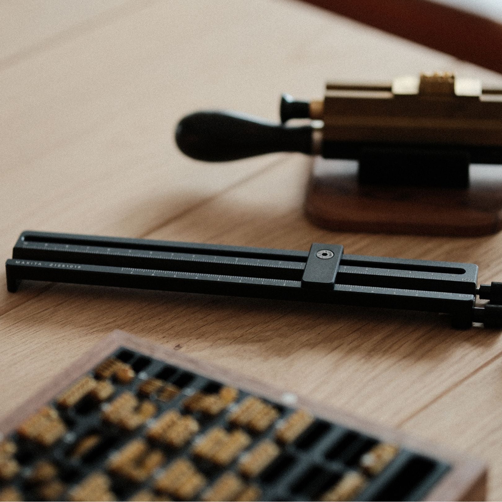 Adjustable pencil holder designed for MAXITA hot foil stamping machines. Made from durable aluminum alloy with clear scale markings for precise alignment. Compatible with EC-17 and EC-27. Ideal for pencil foil stamping. Explore now or contact us to confirm compatibility.