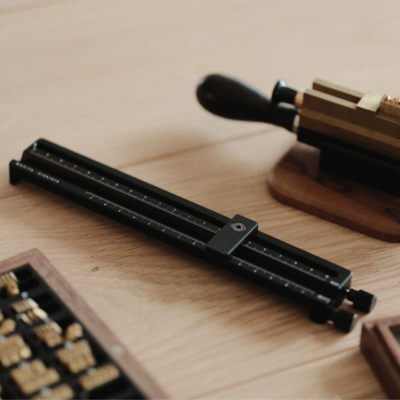 Adjustable pencil holder designed for MAXITA hot foil stamping machines. Made from durable aluminum alloy with clear scale markings for precise alignment. Compatible with EC-17 and EC-27. Ideal for pencil foil stamping. Explore now or contact us to confirm compatibility.