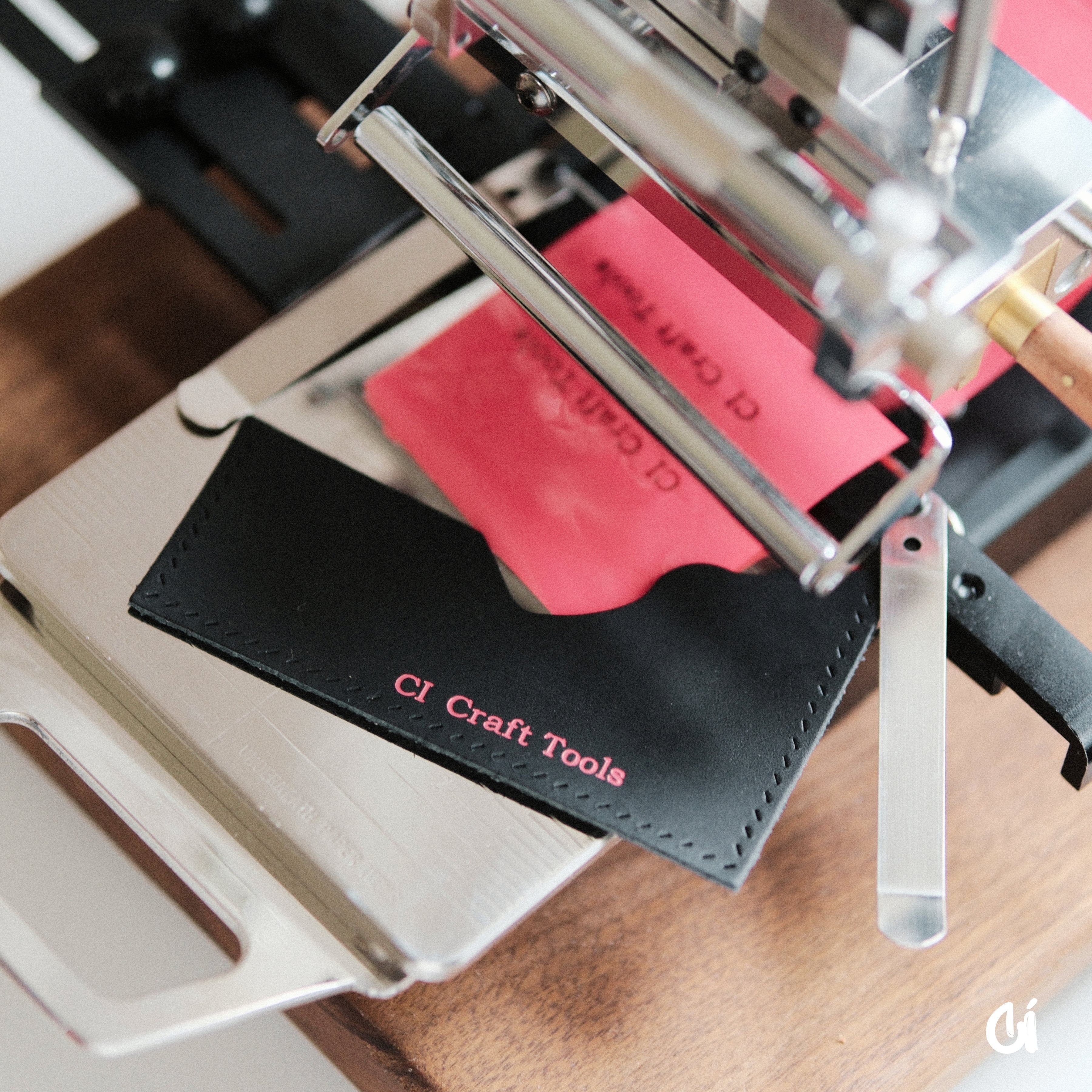 MOVEGO vintage hot foil stamping machine for leather, paper and PVC. Compact, tactile and easy to align, with clamp, infrared guide and worktable included. Custom stamping support, professional setup advice and reliable after-sales service from CÍ. Shop now.