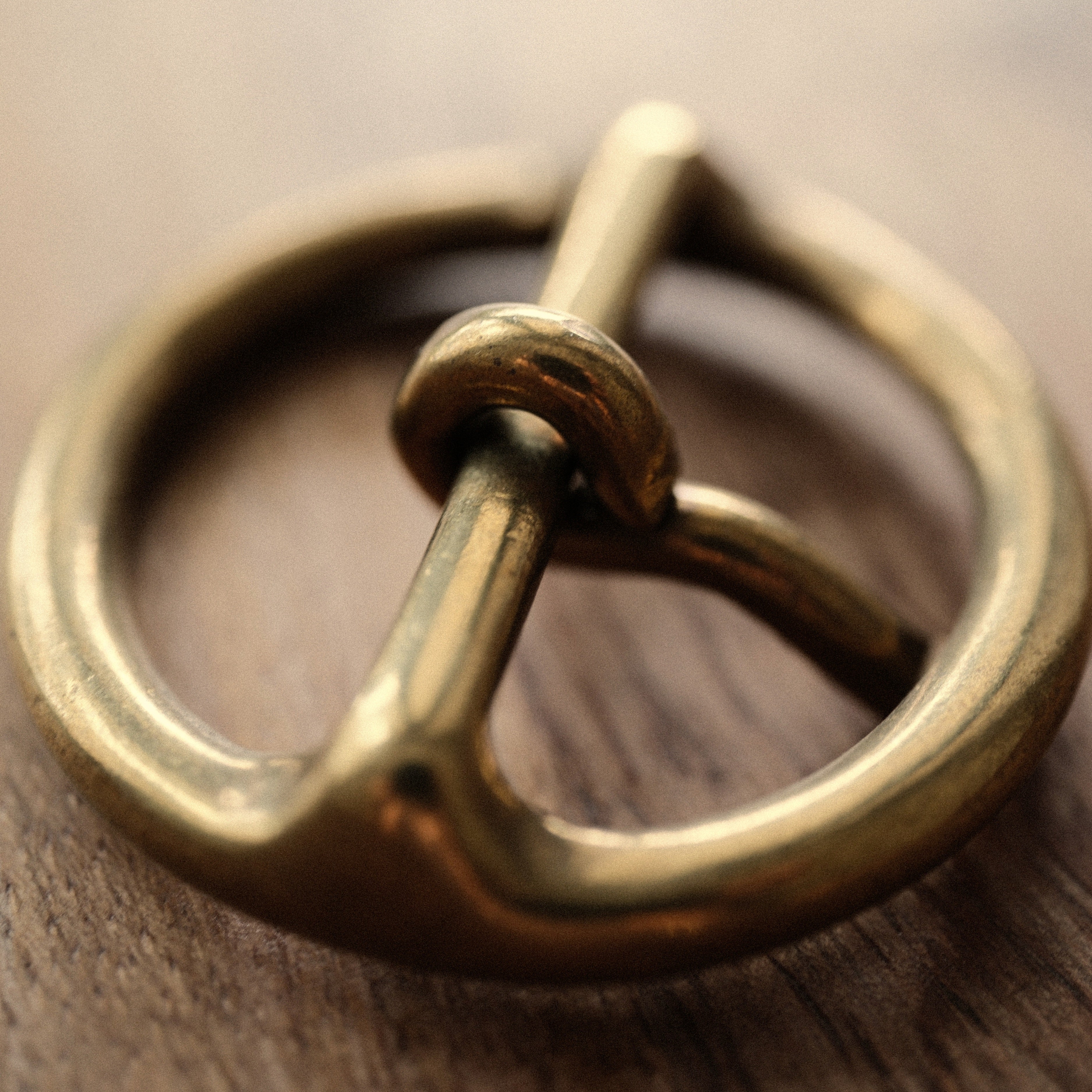 Made in Japan from solid brass, this round leather buckle has a sand-cast, tumble-finished surface that develops a natural patina over time. A practical choice for handmade belts, bags and vintage-style leathercraft. Shop Japanese brass hardware at CÍ.