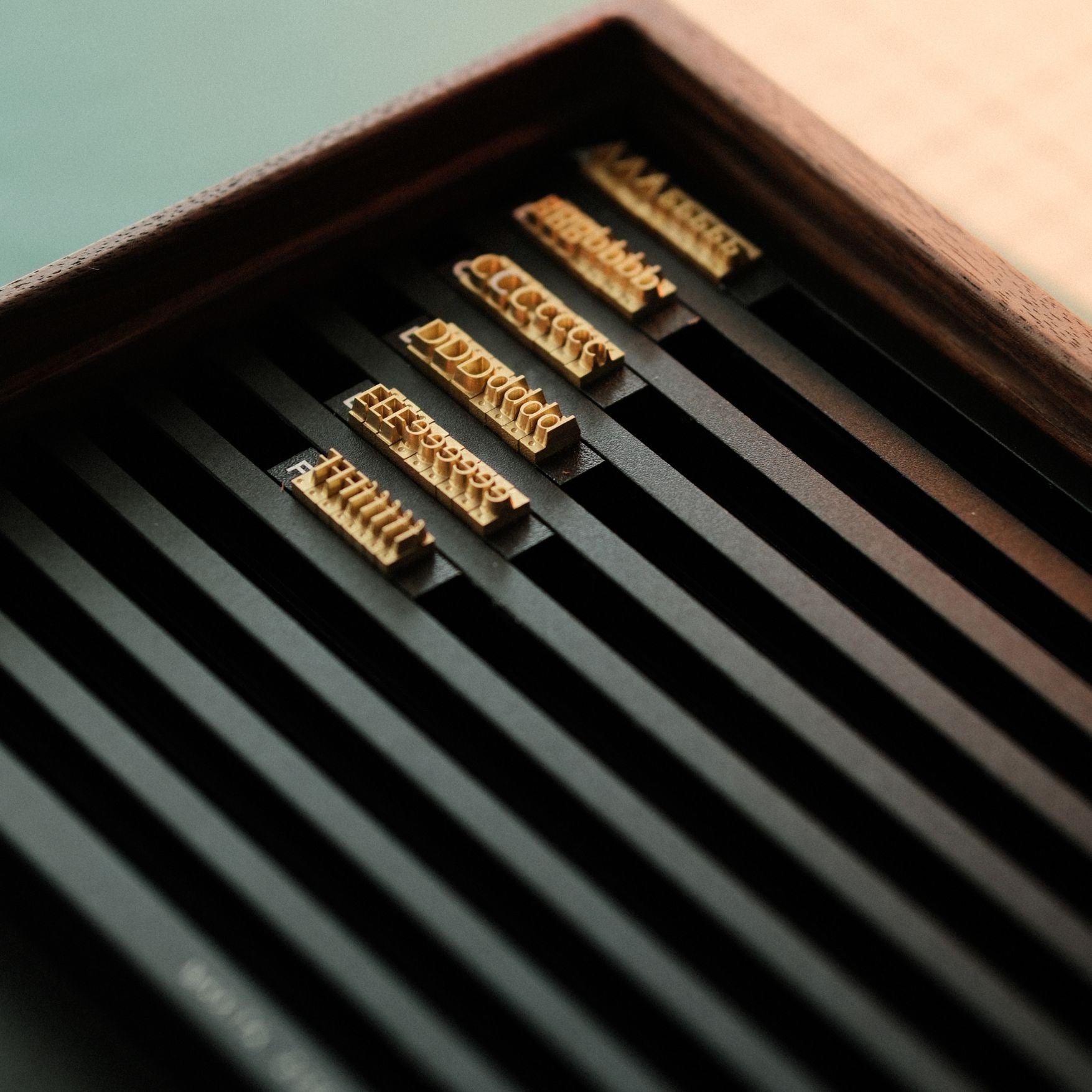 Modular walnut stamp box for Maxita brass letters. Freely arrange letters with movable modules that stay in place. Upgraded with a stable layout and glass lid for dust-free storage and display. A clean, flexible way to organize your type. Explore now.