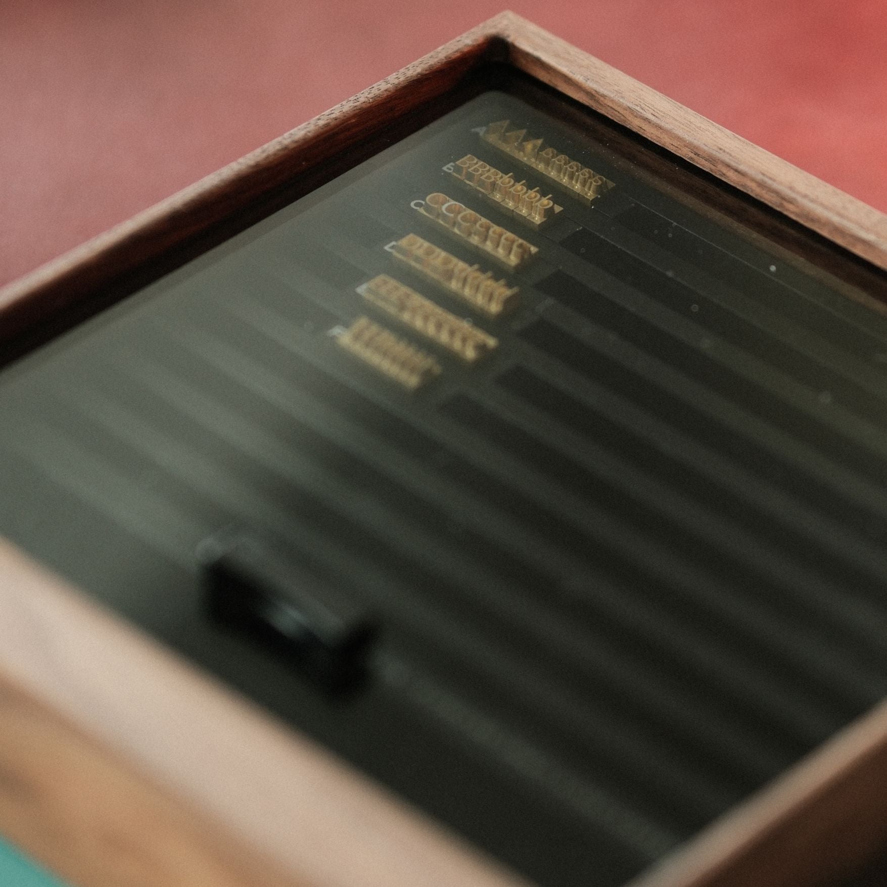 Modular walnut stamp box for Maxita brass letters. Freely arrange letters with movable modules that stay in place. Upgraded with a stable layout and glass lid for dust-free storage and display. A clean, flexible way to organize your type. Explore now.