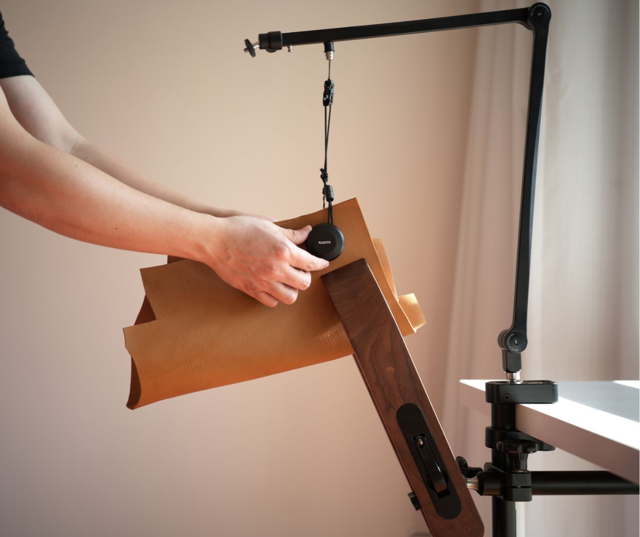 The 1/4" threaded expansion mount (compatible with cold-shoe accessories) opens up even more options—you can attach a small mirrorless camera, an action camera, a fill light, a microphone, or a phone clamp. It’s built to slot right into your workflow, whether you’re stitching, teaching, filming, or documenting your process.