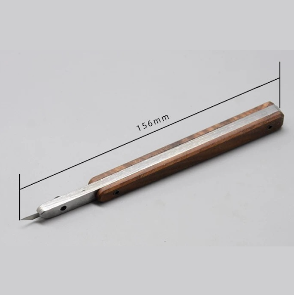 Slim leathercraft knife with replaceable blade, perfect for precision cutting, trimming corners, and fine detail work. Easy to use and swap blades with a hex key. A great tool for clean, controlled cuts. Add it to your leatherworking setup today.