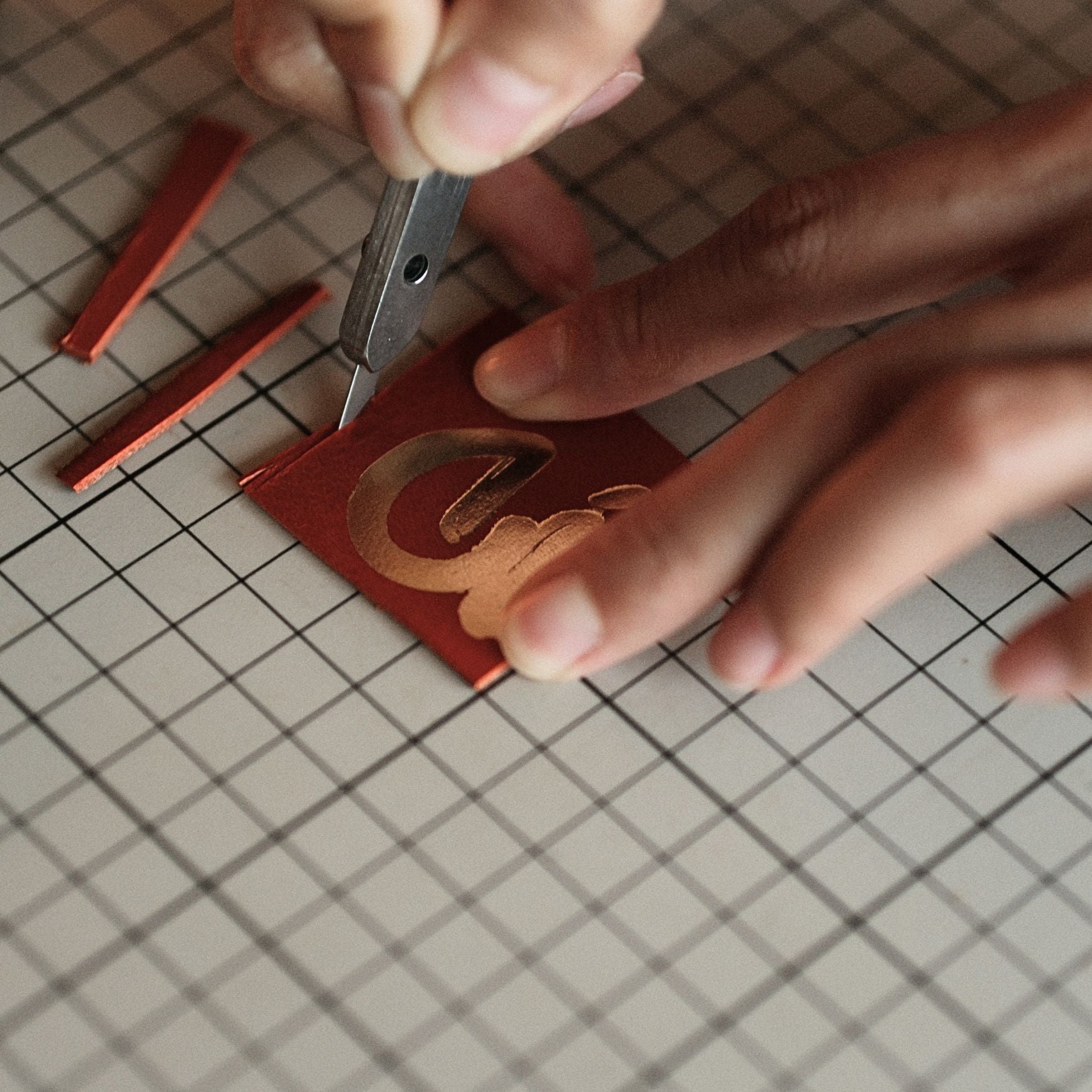 Slim leathercraft knife with replaceable blade, perfect for precision cutting, trimming corners, and fine detail work. Easy to use and swap blades with a hex key. A great tool for clean, controlled cuts. Add it to your leatherworking setup today.