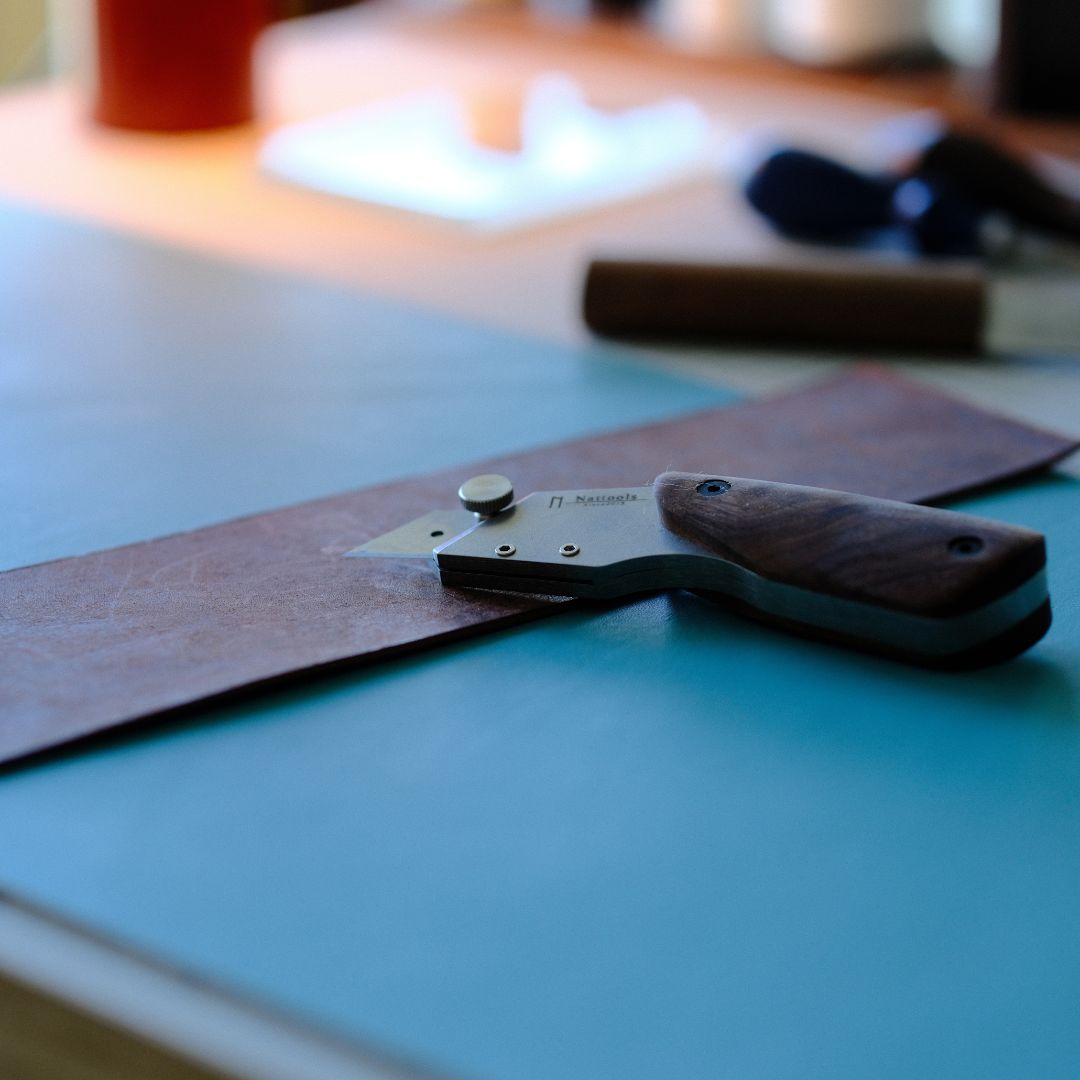Heavy-Duty Trapezoid Craft Knife