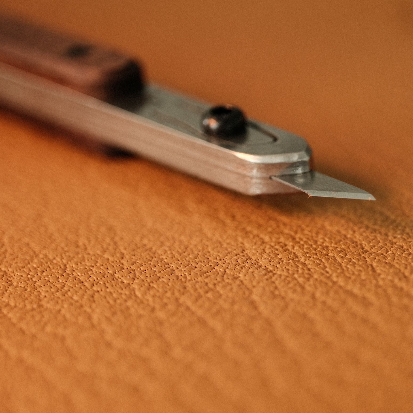 This pen-style knife is a handy little tool for anyone who works on detailed leathercraft. It’s slim, lightweight, and feels more like holding a pen than a knife — which makes it especially good for those fine, careful cuts where control really matters.