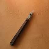 Slim leathercraft knife with replaceable blade, perfect for precision cutting, trimming corners, and fine detail work. Easy to use and swap blades with a hex key. A great tool for clean, controlled cuts. Add it to your leatherworking setup today.